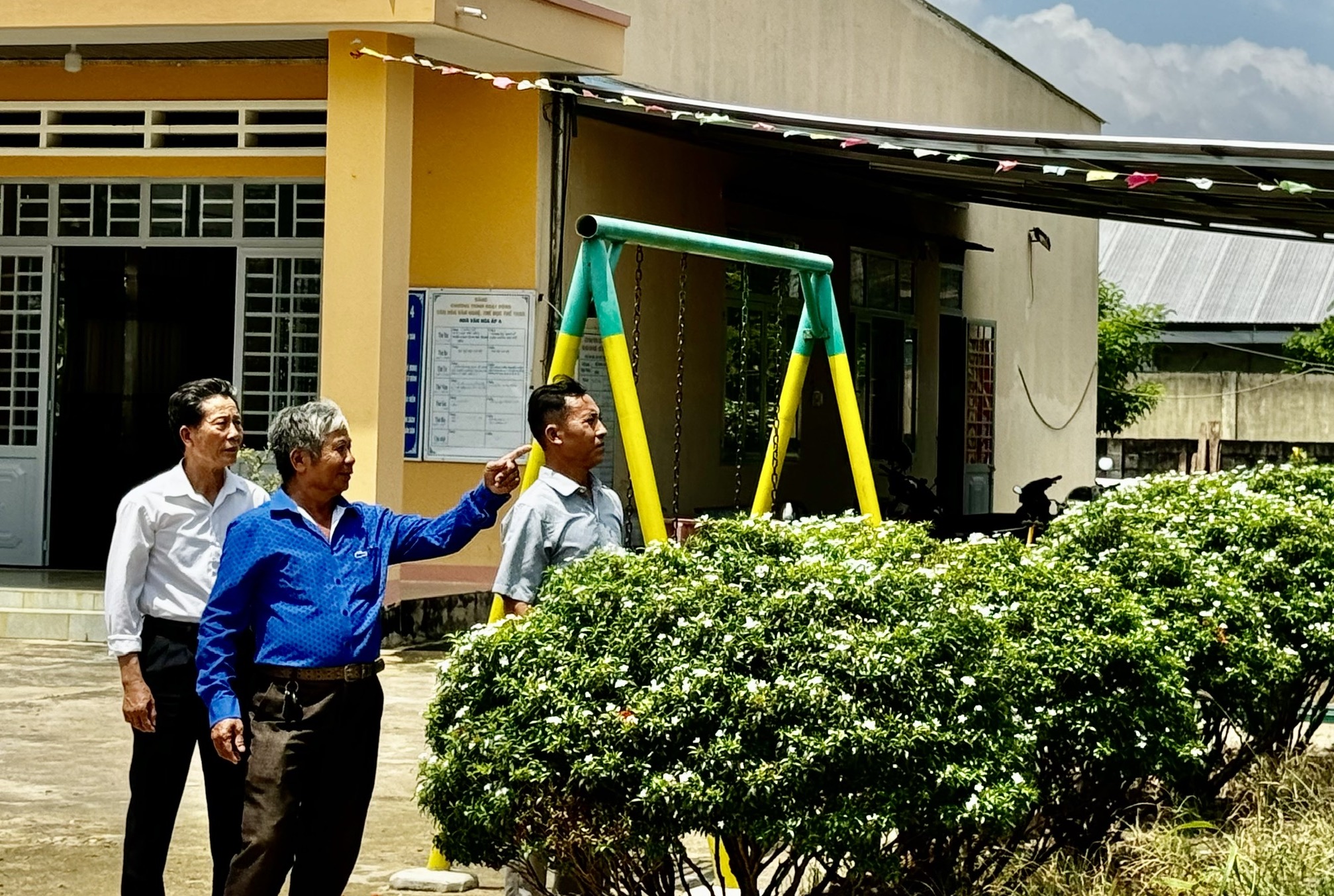 Người dân hiến hàng trăm nghìn mét vuông đất mở đường xây dựng nông thôn mới- Ảnh 3. Người dân hiến hàng trăm nghìn mét vuông đất mở đường xây dựng nông thôn mới- Ảnh 3.