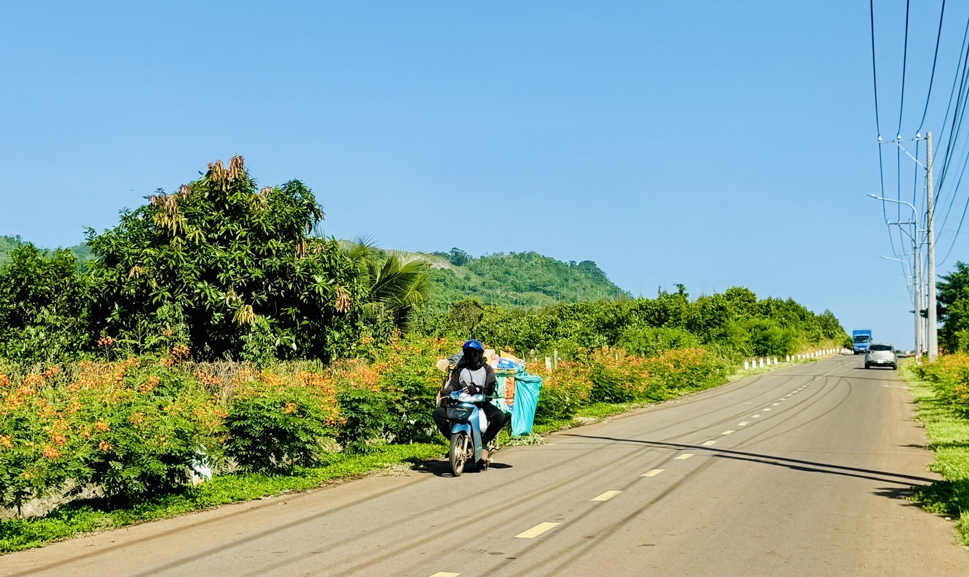 Người dân hiến hàng trăm nghìn mét vuông đất mở đường xây dựng nông thôn mới- Ảnh 2. Người dân hiến hàng trăm nghìn mét vuông đất mở đường xây dựng nông thôn mới- Ảnh 2.
