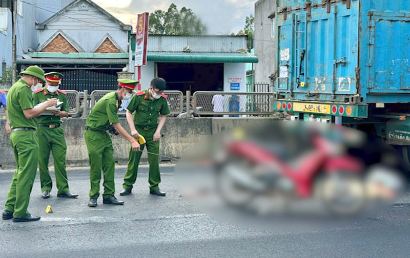 Lực lương chức năng kh&aacute;m nghiệm hiện trường vụ tai nạn - Ảnh: Sơn Mỹ.