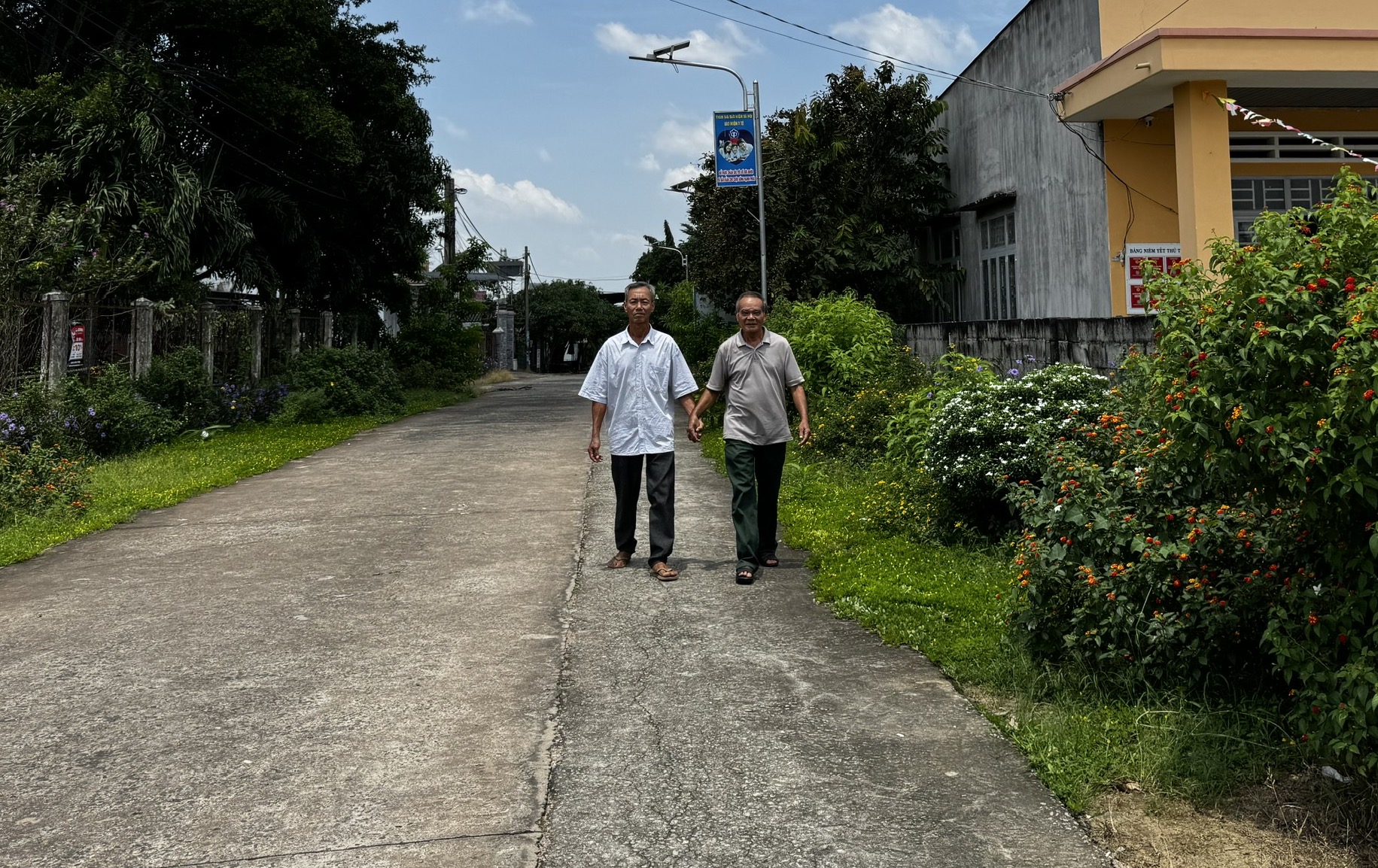 Người dân hiến hàng trăm nghìn mét vuông đất mở đường xây dựng nông thôn mới- Ảnh 1. Người dân hiến hàng trăm nghìn mét vuông đất mở đường xây dựng nông thôn mới- Ảnh 1.