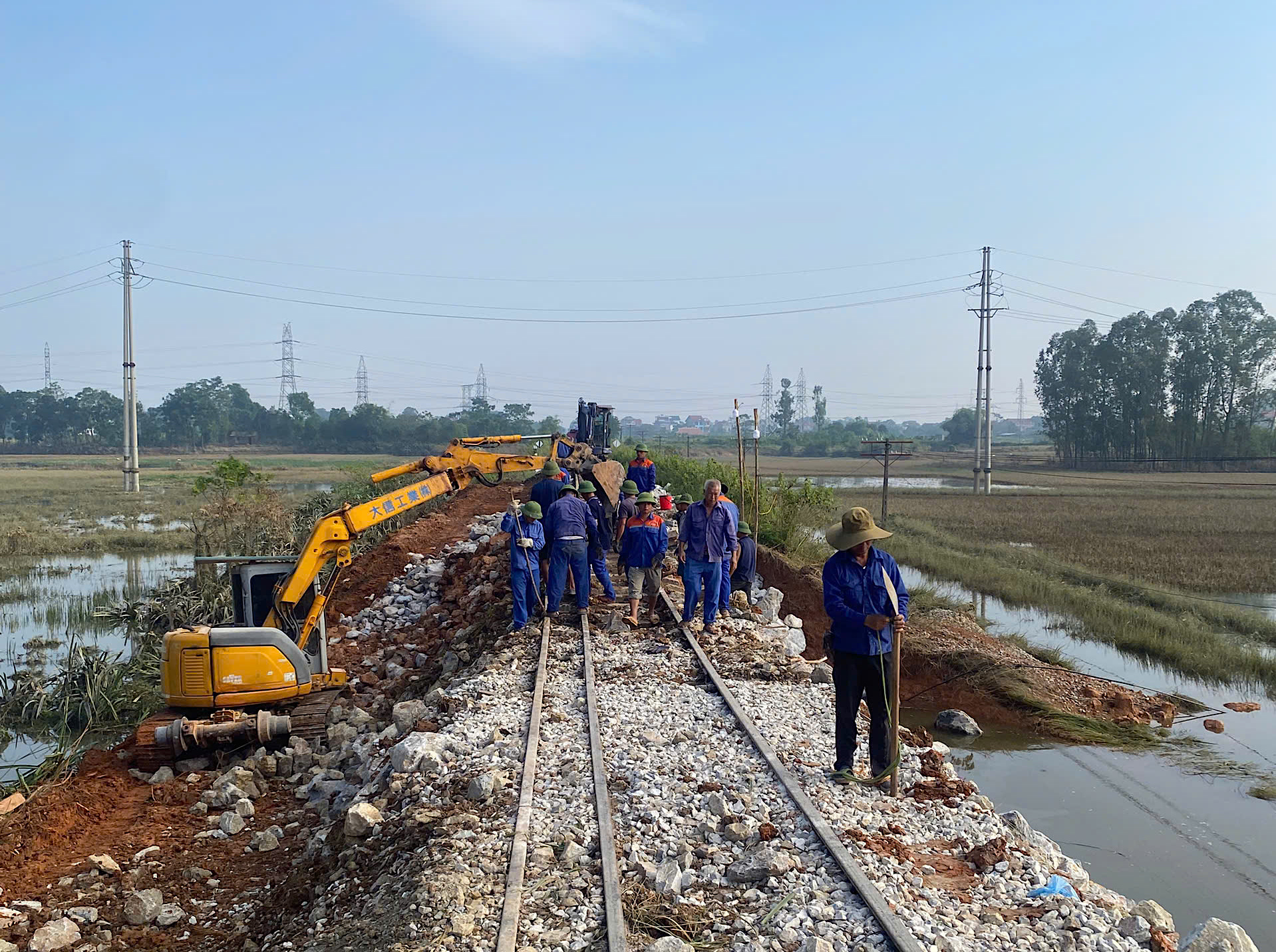 Đ&atilde; th&ocirc;ng tuyến đường sắt H&agrave; Nội - Th&aacute;i Nguy&ecirc;n sau sự cố sạt lở do mưa lũ- Ảnh 1.