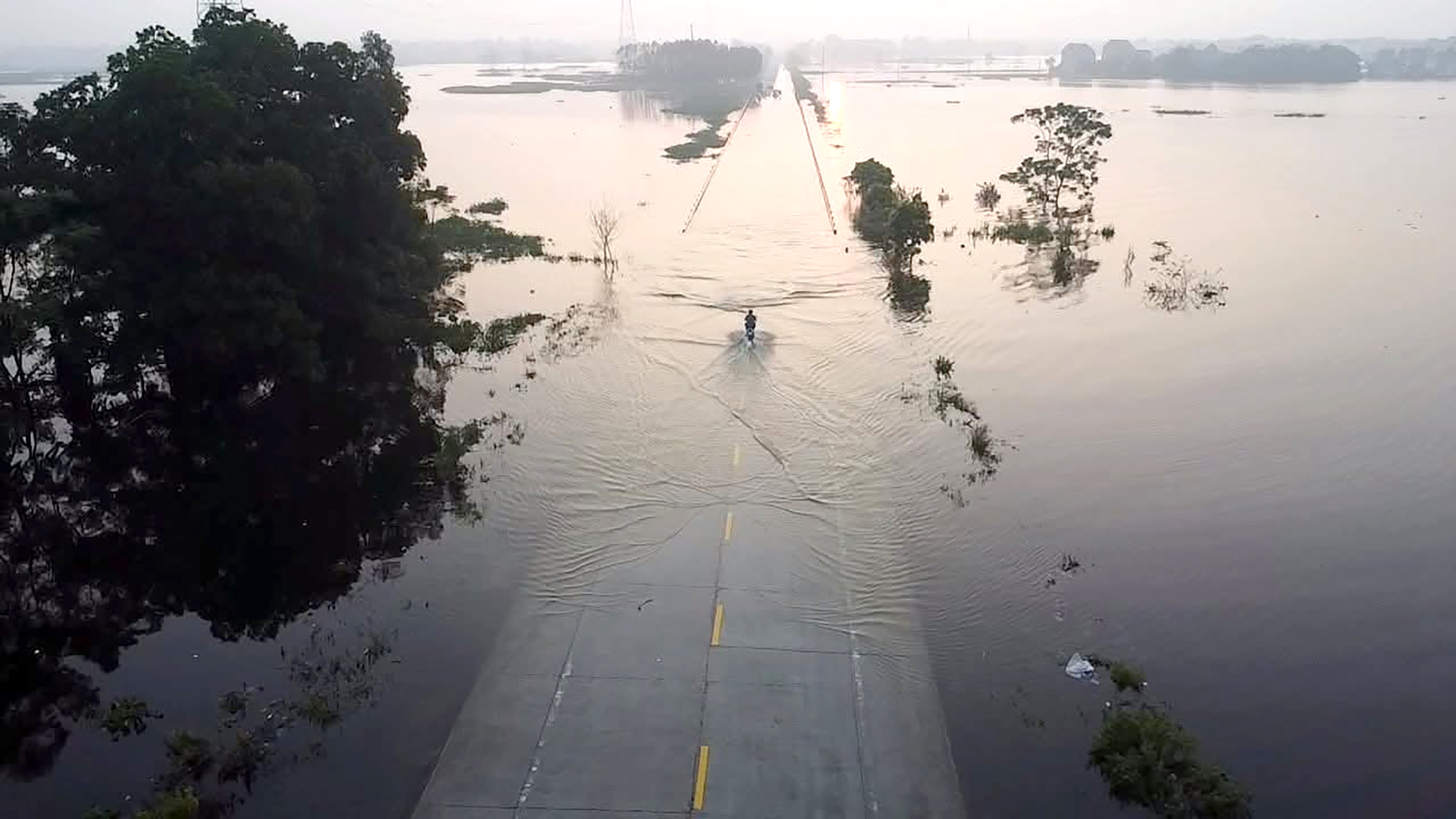 Nhiều quốc lộ, tỉnh lộ ở Bắc Ninh vẫn ngập s&acirc;u, lực lượng chức năng ứng trực đảm bảo ATGT- Ảnh 1.