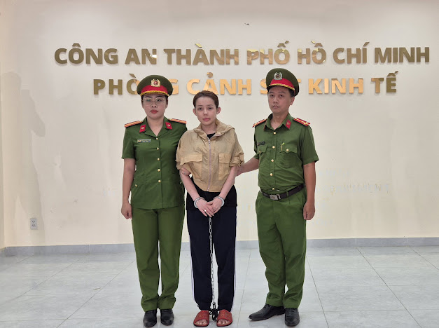 Khởi tố, bắt tạm giam Ng&acirc;n 98 v&igrave; sản xuất, bu&ocirc;n b&aacute;n h&agrave;ng giả l&agrave; thực phẩm- Ảnh 1.