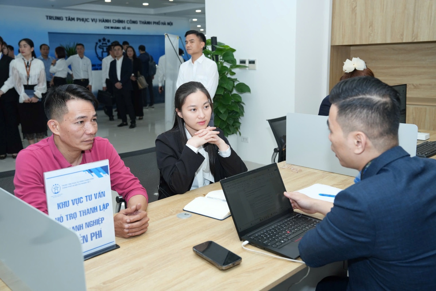 E:\H&igrave;nh ảnh tư liệu\Ảnh tư liệu\Ảnh thủ tục h&agrave;nh ch&iacute;nh c&ocirc;ng\z6544002889785_60a864b1a659278cefd2db1b1040c4cf.jpg