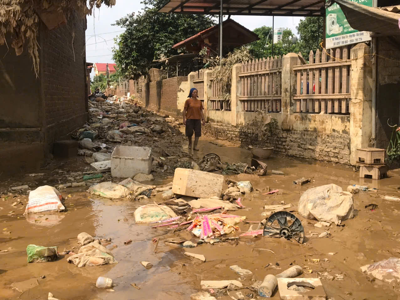 Bắc Ninh c&ograve;n hơn 6.000 hộ d&acirc;n bị c&ocirc; lập, thiệt hại gần 1.700 tỷ đồng do b&atilde;o số 11- Ảnh 1.