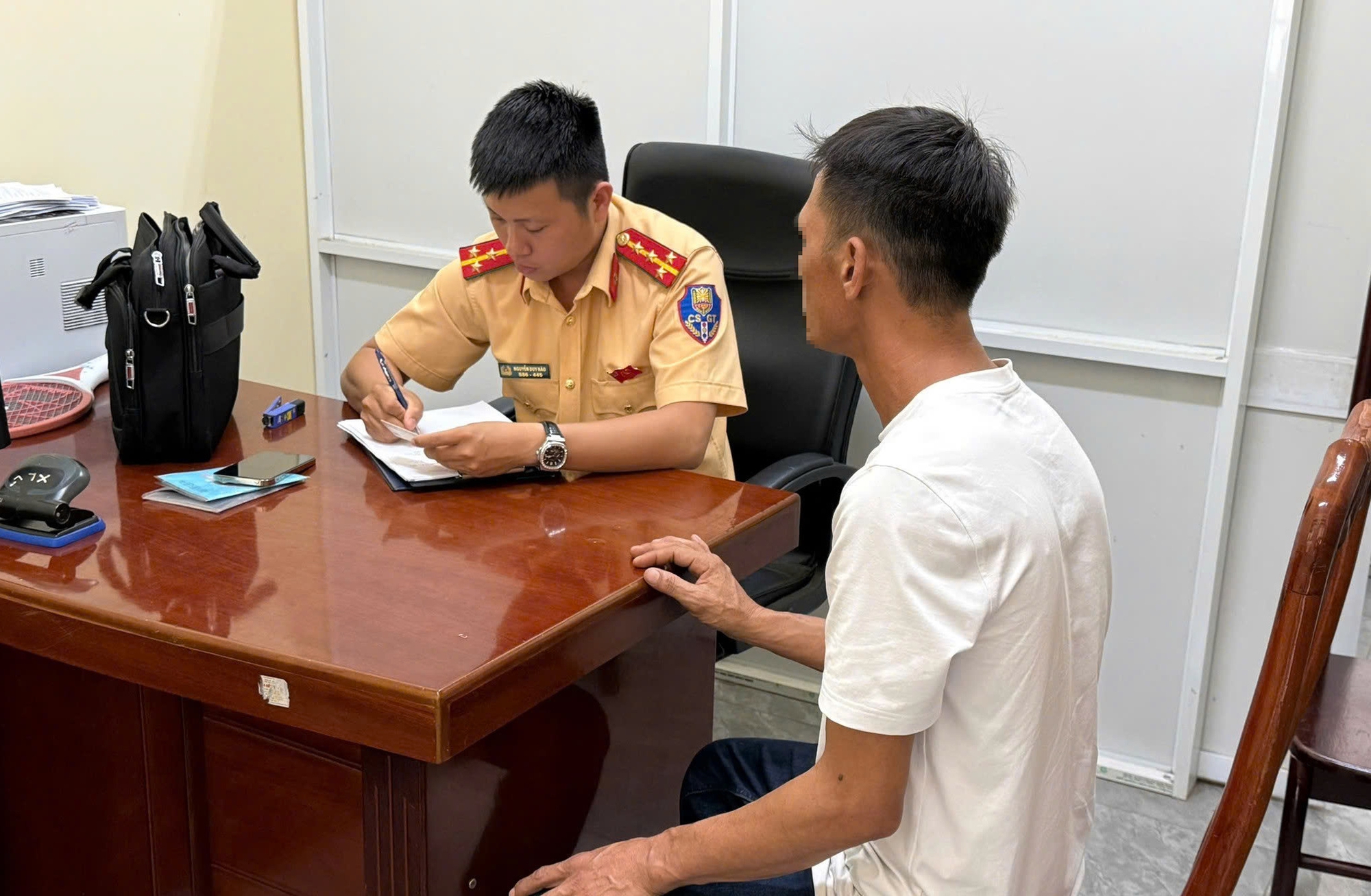 T&agrave;i xế xe b&aacute;n tải g&acirc;y tai nạn khiến 2 học sinh bị thương rồi bỏ trốn đ&atilde; ra tr&igrave;nh diện- Ảnh 1.