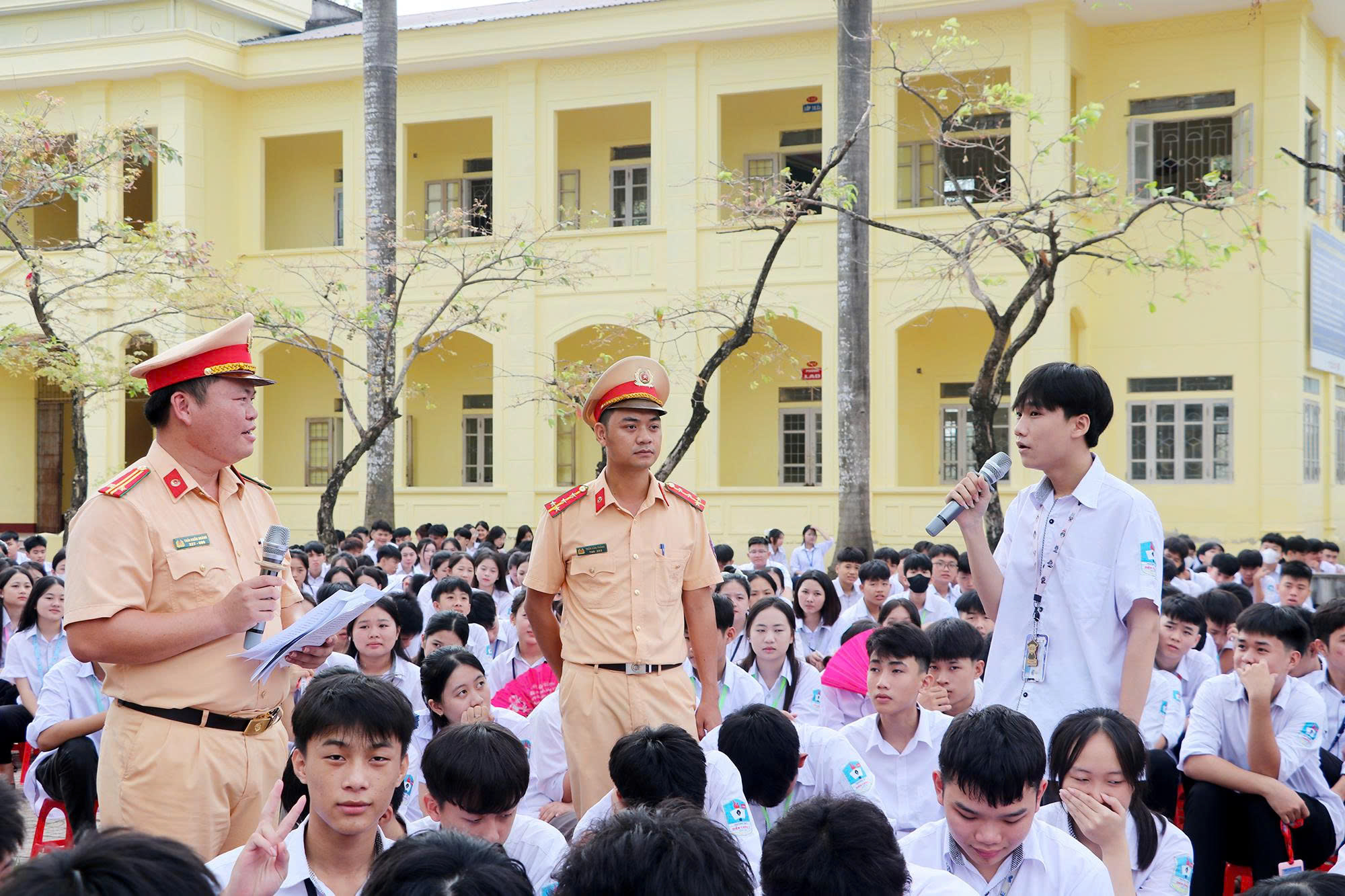 Tuy&ecirc;n truyền an to&agrave;n giao th&ocirc;ng học đường: "Tốt ph&ograve;ng, hơn cố chống"- Ảnh 2.
