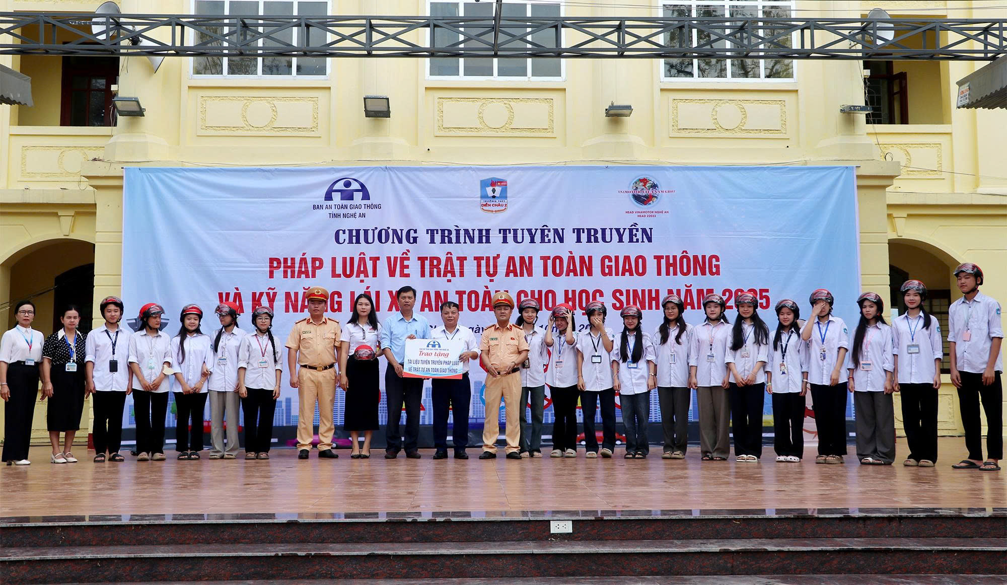 Tuy&ecirc;n truyền an to&agrave;n giao th&ocirc;ng học đường: "Tốt ph&ograve;ng, hơn cố chống"- Ảnh 1.