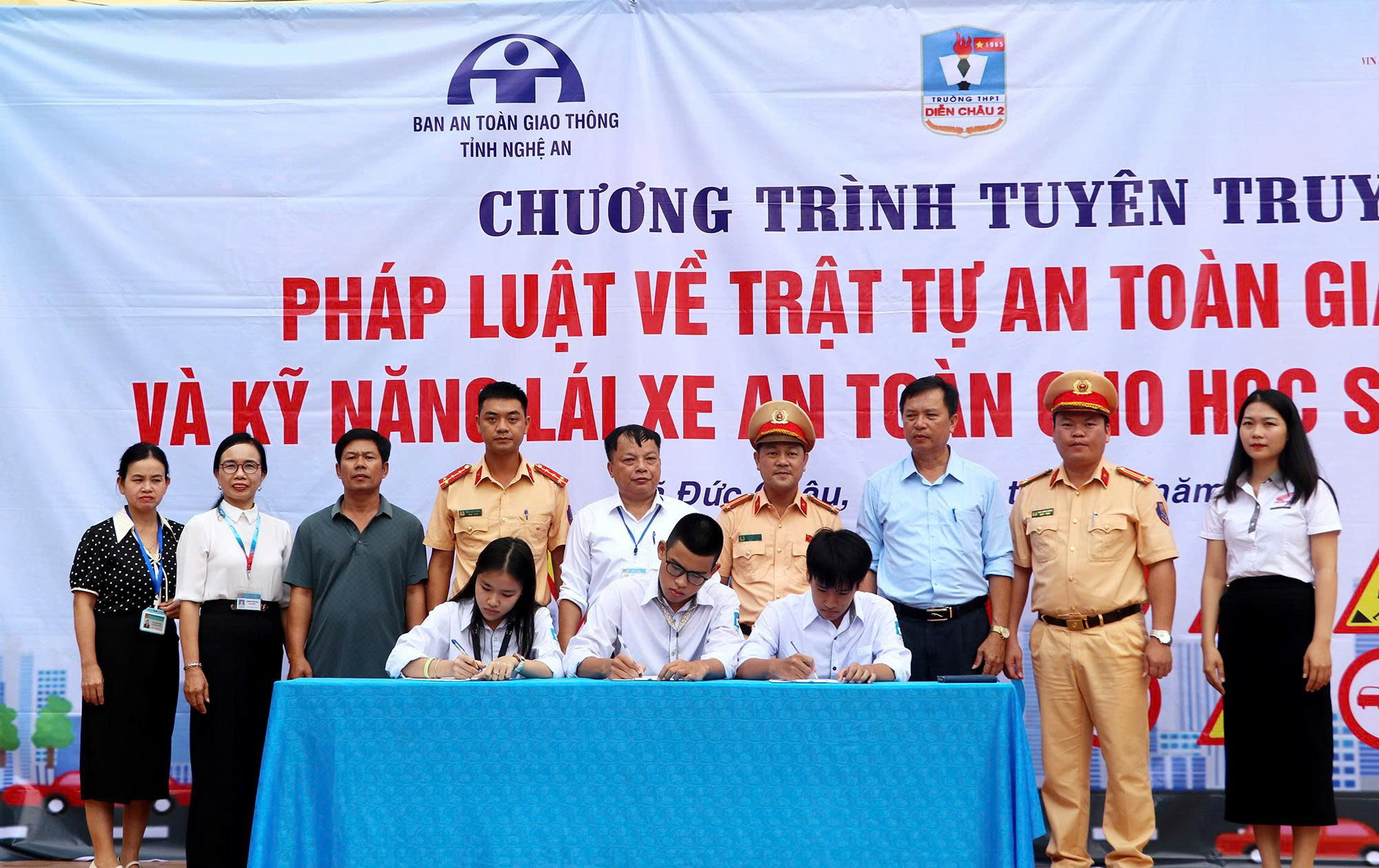 Tuy&ecirc;n truyền an to&agrave;n giao th&ocirc;ng học đường: "Tốt ph&ograve;ng, hơn cố chống"- Ảnh 4.