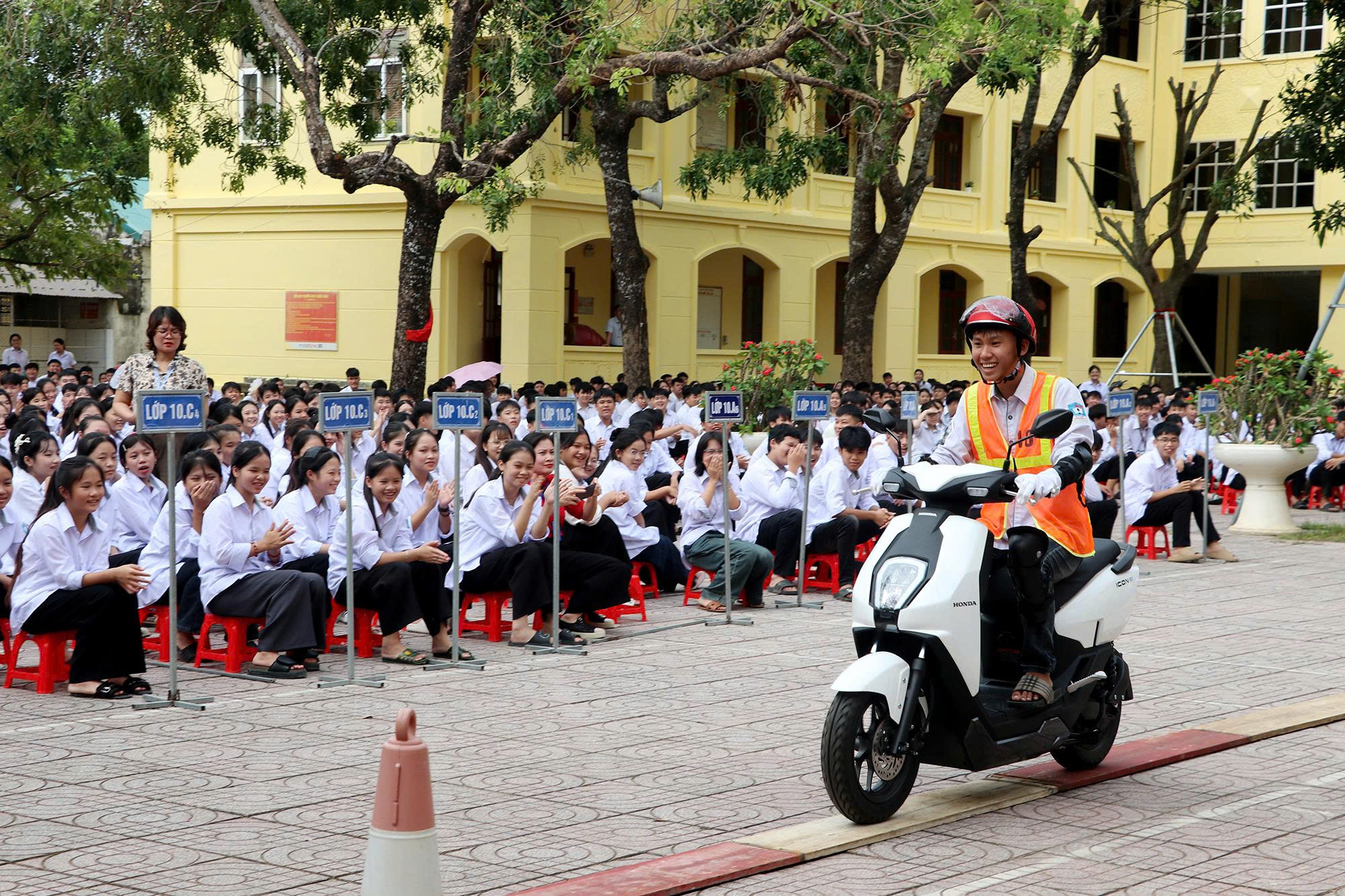Tuy&ecirc;n truyền an to&agrave;n giao th&ocirc;ng học đường: "Tốt ph&ograve;ng, hơn cố chống"- Ảnh 3.