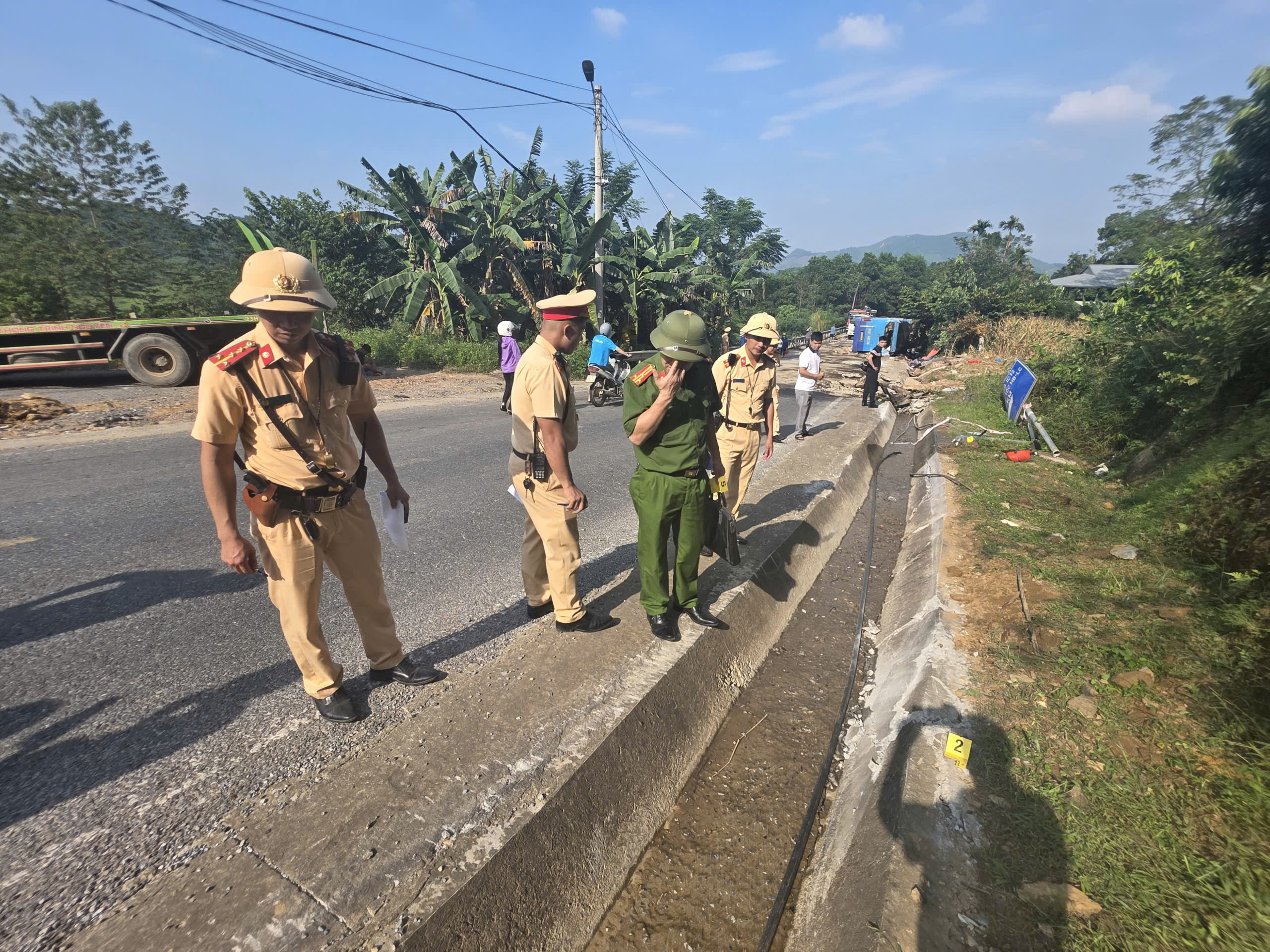 Hiện trường tai nạn xe kh&aacute;ch 3 người chết, 14 người bị thương tr&ecirc;n tỉnh lộ 172 ở L&agrave;o Cai- Ảnh 4.