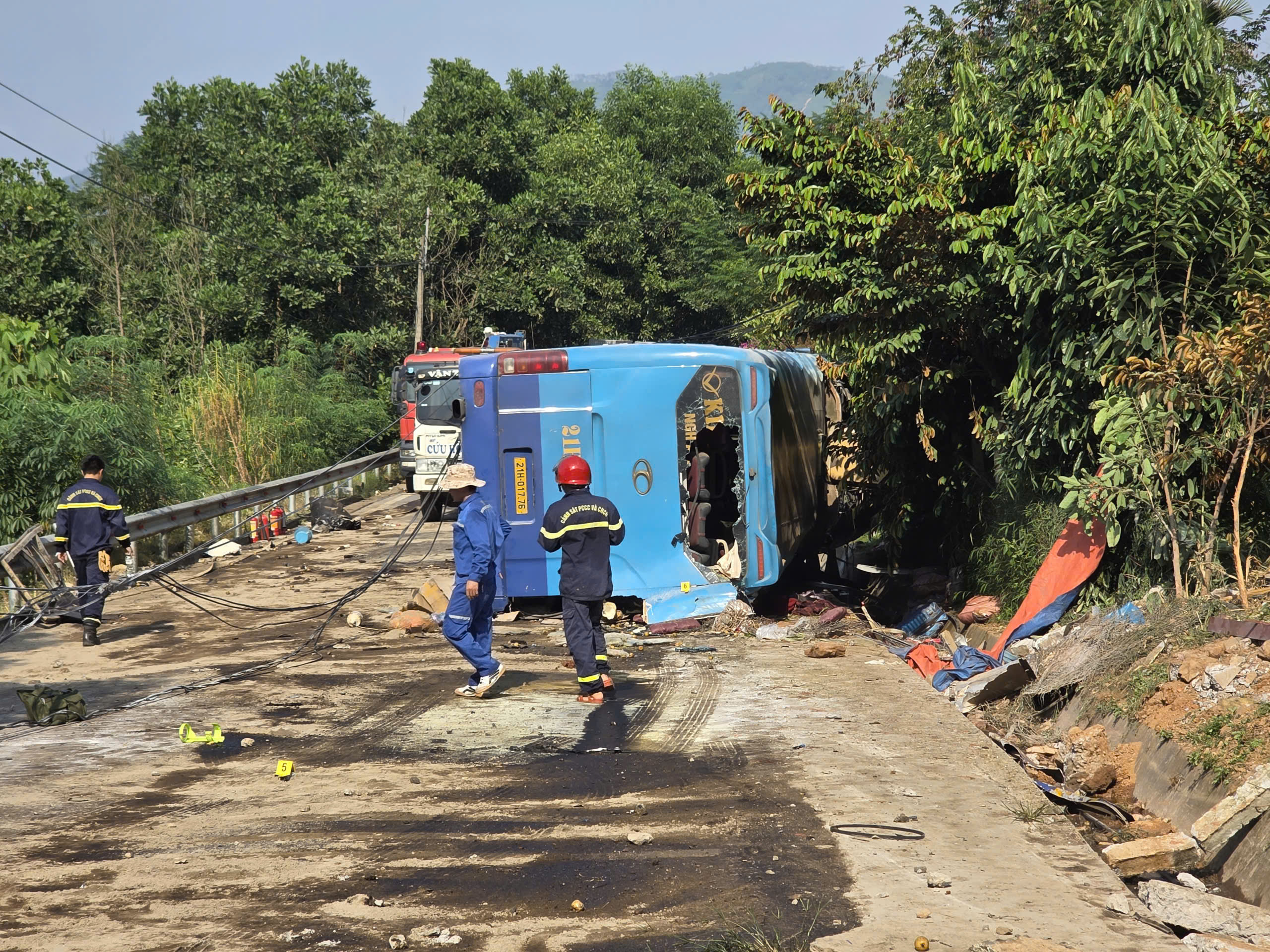 Tai nạn ở L&agrave;o Cai 3 người tử vong, 14 người bị thương: Xe kh&aacute;ch c&oacute; c&ograve;n hạn đăng kiểm?- Ảnh 1.