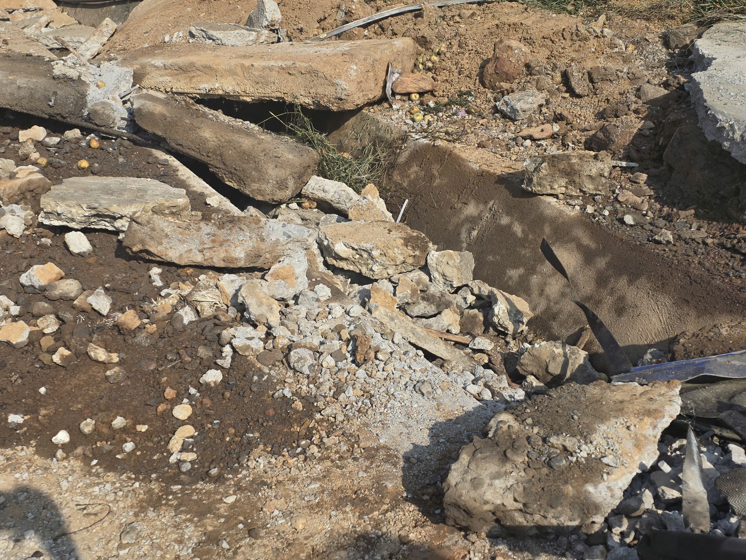 Hiện trường tai nạn xe kh&aacute;ch 3 người chết, 14 người bị thương tr&ecirc;n tỉnh lộ 172 ở L&agrave;o Cai- Ảnh 8.