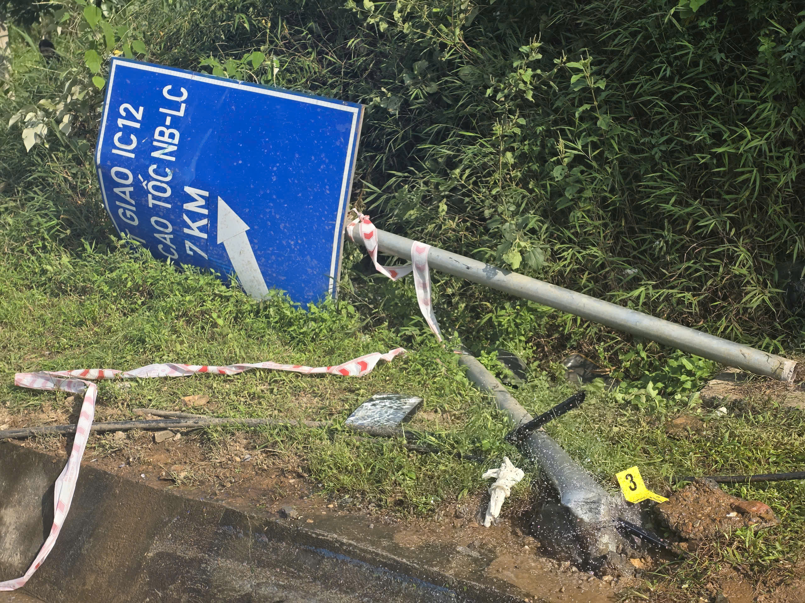 Hiện trường tai nạn xe kh&aacute;ch 3 người chết, 14 người bị thương tr&ecirc;n tỉnh lộ 172 ở L&agrave;o Cai- Ảnh 9.