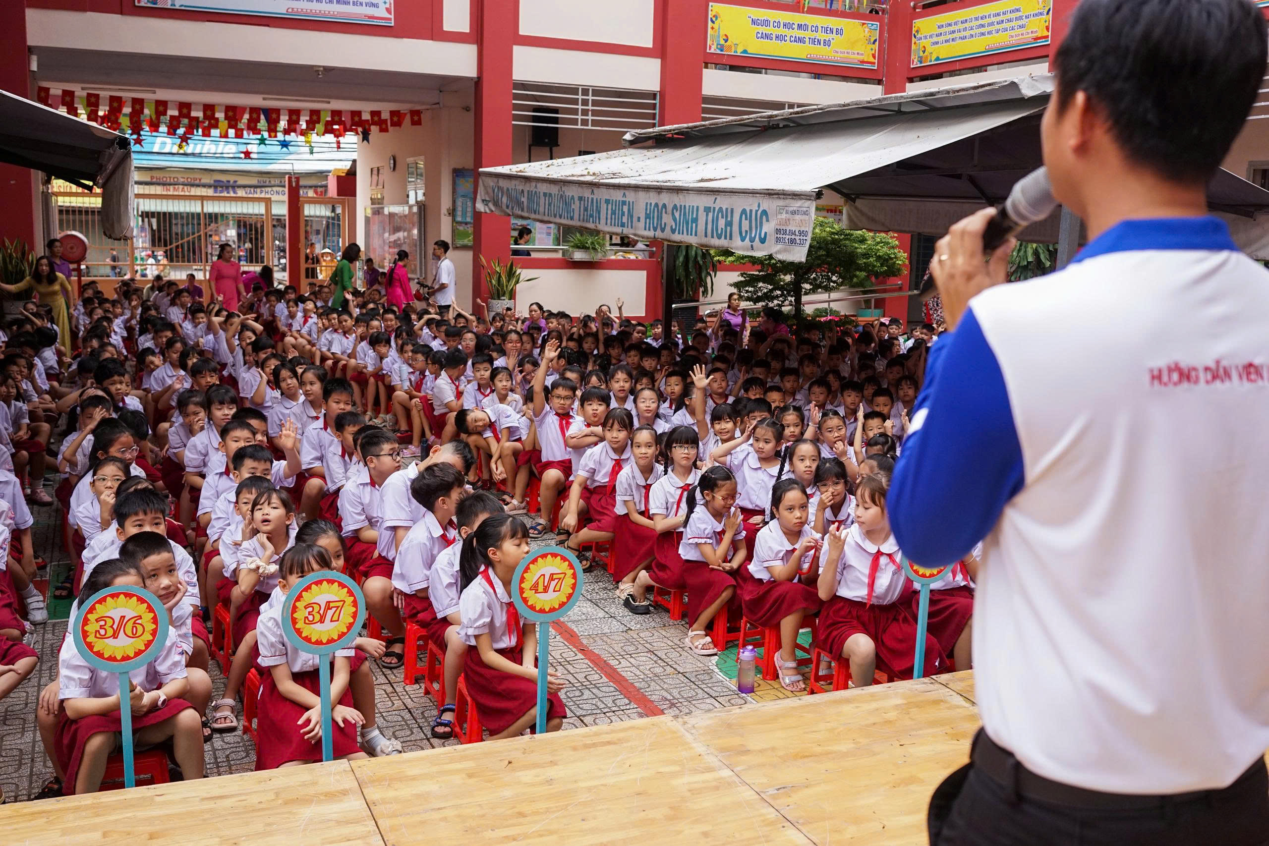 Trao tặng mũ bảo hiểm cho h&agrave;ng trăm học sinh trường Tiểu học V&otilde; Văn H&aacute;t (TP.HCM)- Ảnh 1.