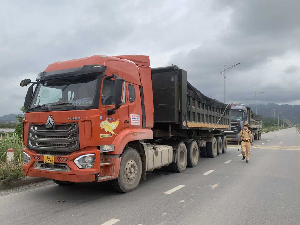 Quảng Ninh: Siết chặt quản lý xe chở vật liệu xây dựng, lập lại trật tự an toàn giao thông- Ảnh 2. Quảng Ninh: Siết chặt quản lý xe chở vật liệu xây dựng, lập lại trật tự an toàn giao thông- Ảnh 2.