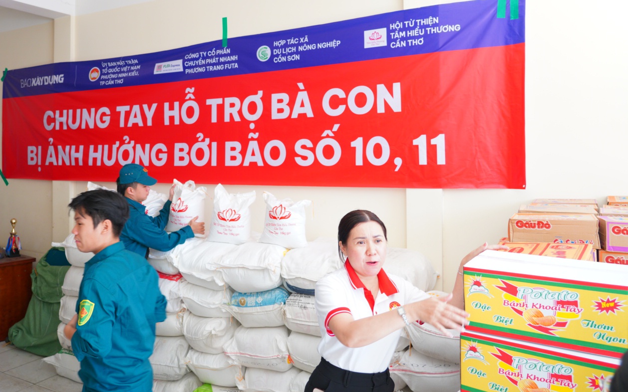 Người d&acirc;n Cần Thơ v&agrave; bạn đọc B&aacute;o X&acirc;y dựng hướng về đồng b&agrave;o v&ugrave;ng b&atilde;o lũ