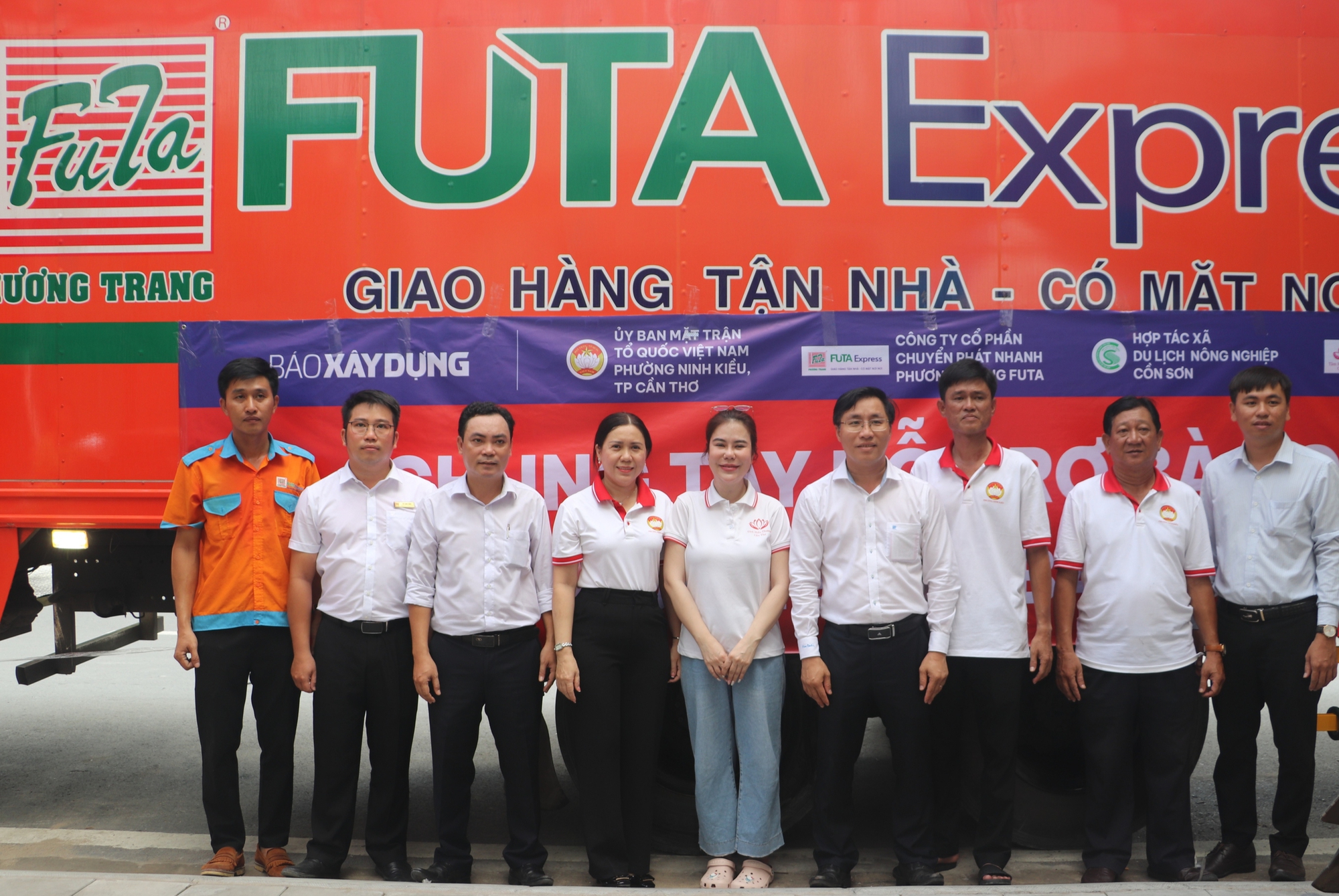 Người dân Cần Thơ và bạn đọc Báo Xây dựng hướng về đồng bào vùng bão lũ- Ảnh 6. Người dân Cần Thơ và bạn đọc Báo Xây dựng hướng về đồng bào vùng bão lũ- Ảnh 6.