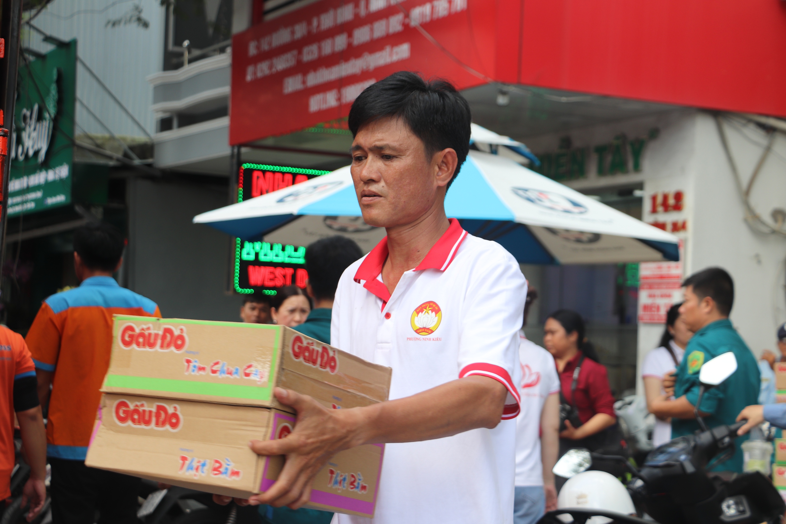 Người dân Cần Thơ và bạn đọc Báo Xây dựng hướng về đồng bào vùng bão lũ- Ảnh 5. Người dân Cần Thơ và bạn đọc Báo Xây dựng hướng về đồng bào vùng bão lũ- Ảnh 5.