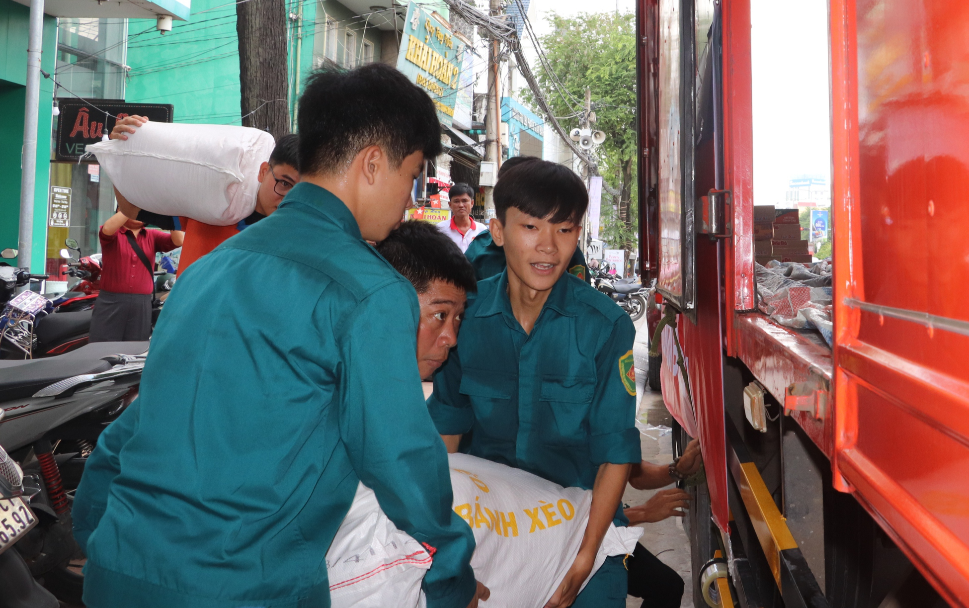 Người dân Cần Thơ và bạn đọc Báo Xây dựng hướng về đồng bào vùng bão lũ- Ảnh 2. Người dân Cần Thơ và bạn đọc Báo Xây dựng hướng về đồng bào vùng bão lũ- Ảnh 2.