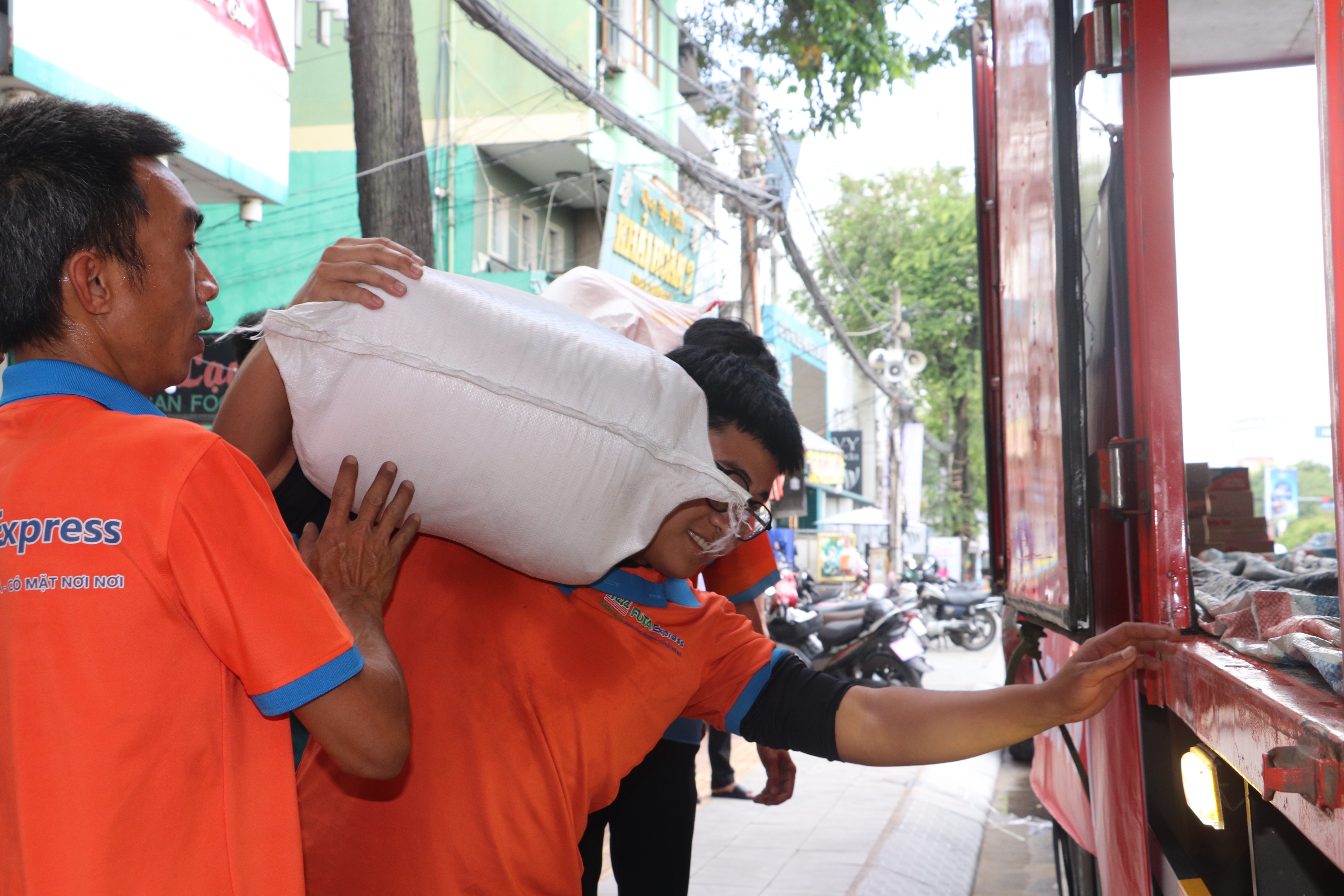 Người dân Cần Thơ và bạn đọc Báo Xây dựng hướng về đồng bào vùng bão lũ- Ảnh 3. Người dân Cần Thơ và bạn đọc Báo Xây dựng hướng về đồng bào vùng bão lũ- Ảnh 3.