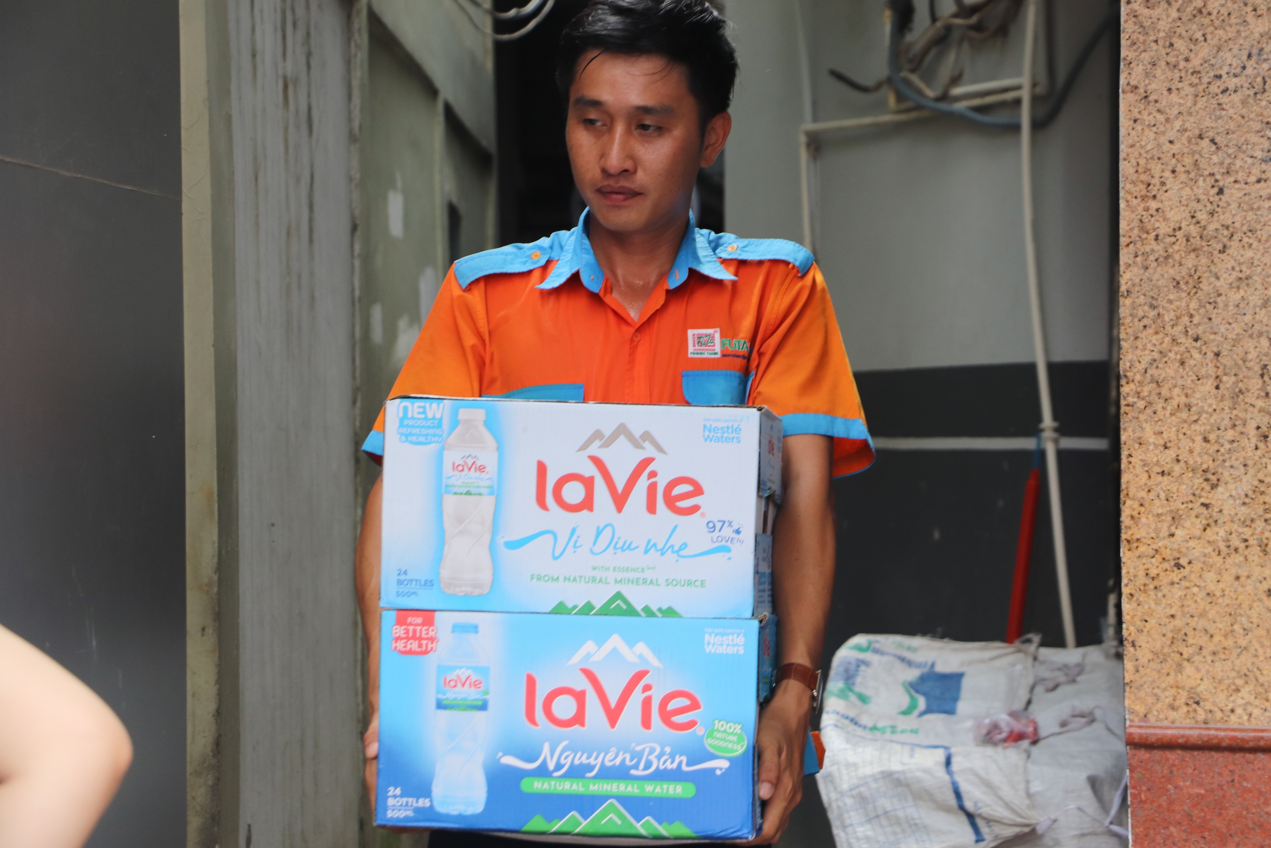 Người dân Cần Thơ và bạn đọc Báo Xây dựng hướng về đồng bào vùng bão lũ- Ảnh 4. Người dân Cần Thơ và bạn đọc Báo Xây dựng hướng về đồng bào vùng bão lũ- Ảnh 4.