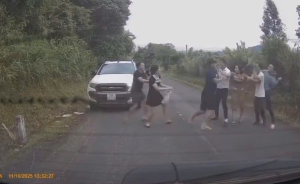 C&ocirc;ng an l&agrave;m việc với hai nh&oacute;m người ẩu đả sau va chạm giao th&ocirc;ng ở L&acirc;m Đồng- Ảnh 1.