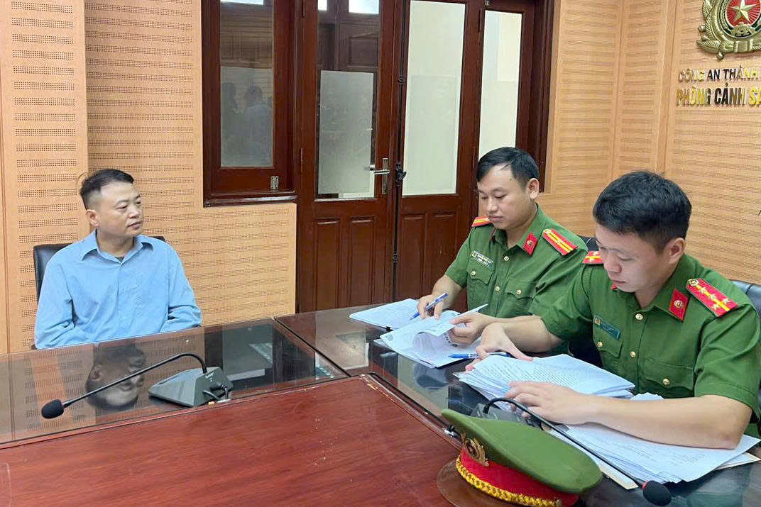 Công an Hà Nội khởi tố Shark Bình và 9 bị can, tạm giữ 597 cây vàng, nhiều sổ đỏ- Ảnh 2. Công an Hà Nội khởi tố Shark Bình và 9 bị can, tạm giữ 597 cây vàng, nhiều sổ đỏ- Ảnh 2.