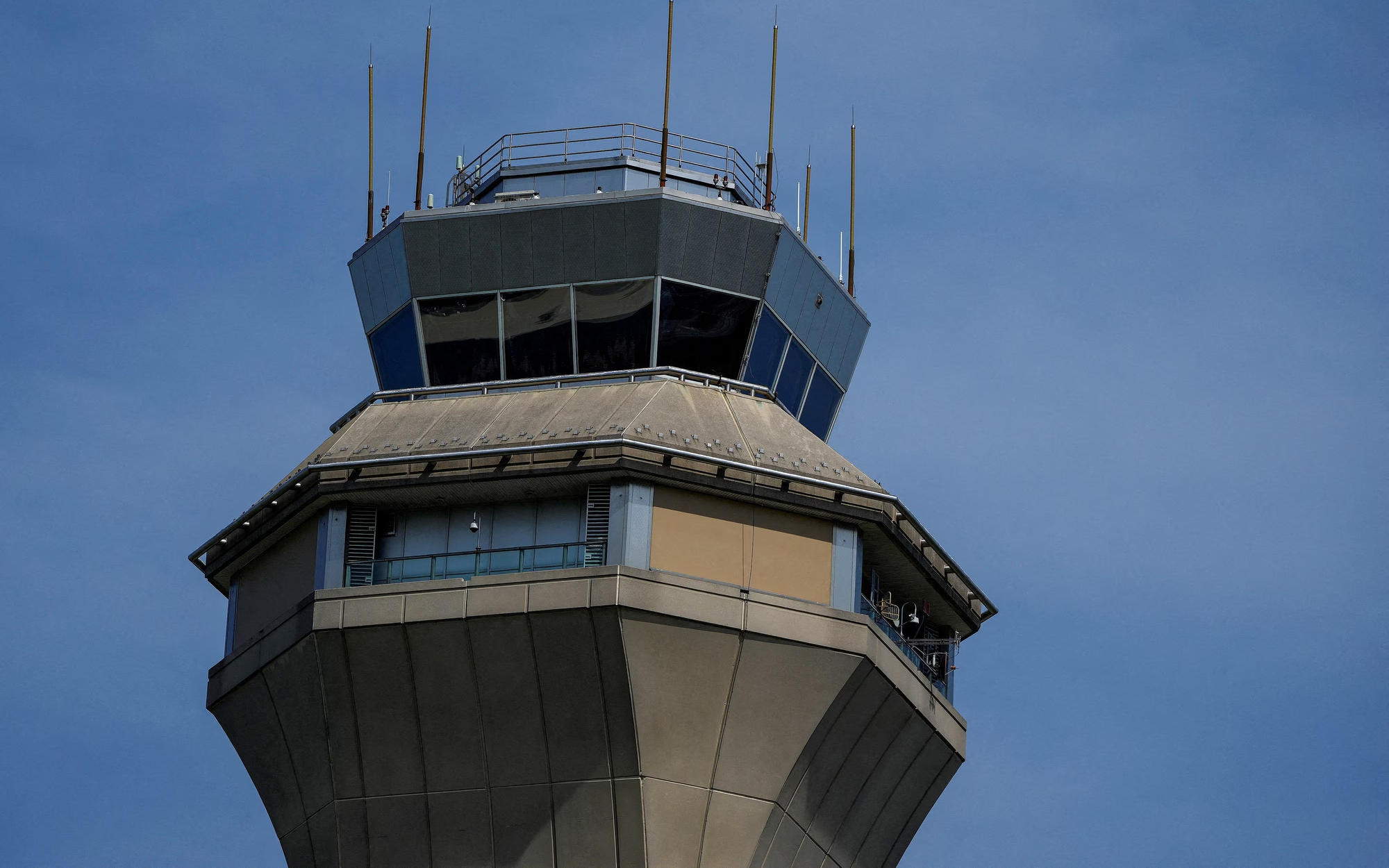 Hơn 13.000 kiểm so&aacute;t vi&ecirc;n kh&ocirc;ng lưu tại Mỹ đối mặt căng thẳng, bất ổn gia tăng