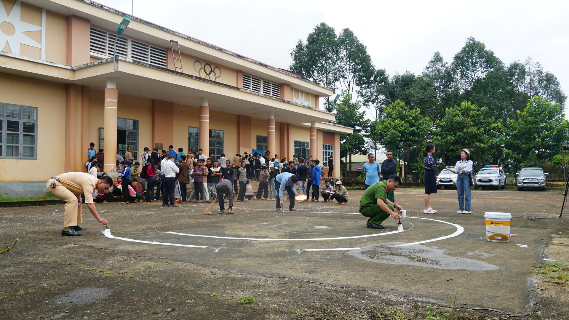 CSGT Gia Lai đưa lớp học l&aacute;i xe về tận bản l&agrave;ng, người d&acirc;n n&ocirc; nức tham gia- Ảnh 1.