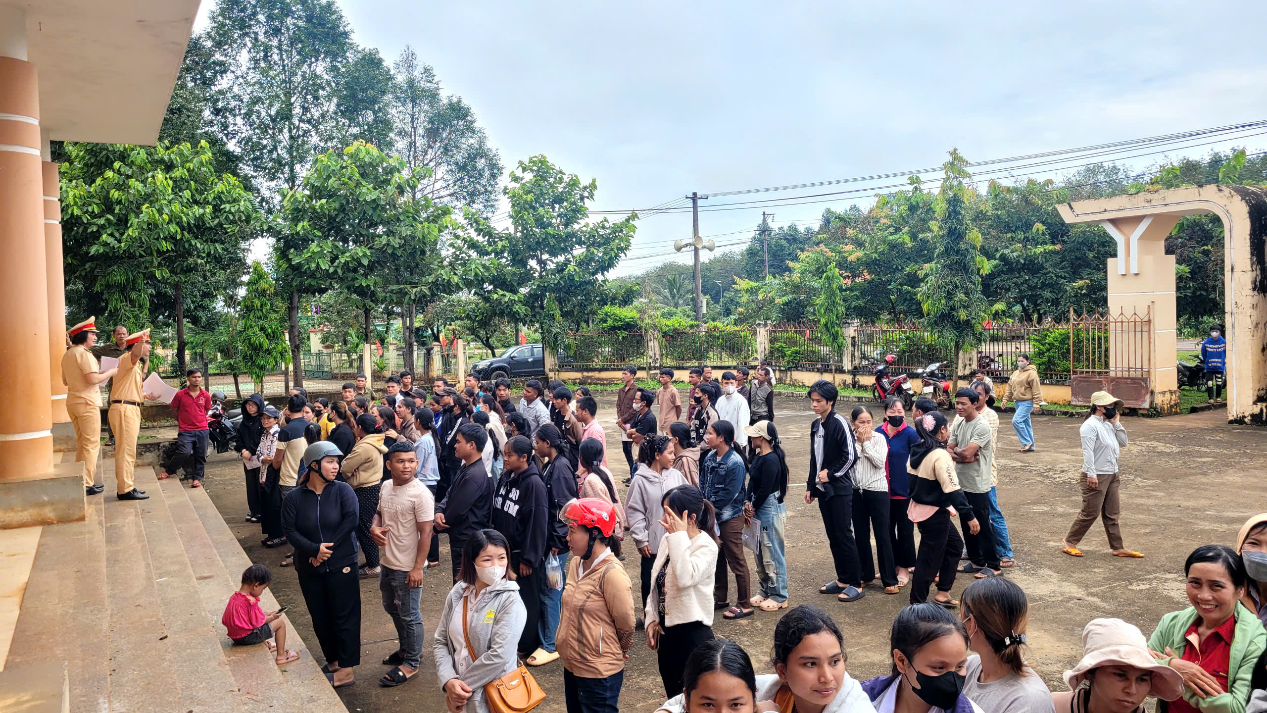 CSGT Gia Lai đưa lớp học l&aacute;i xe về tận bản l&agrave;ng, người d&acirc;n n&ocirc; nức tham gia- Ảnh 2.