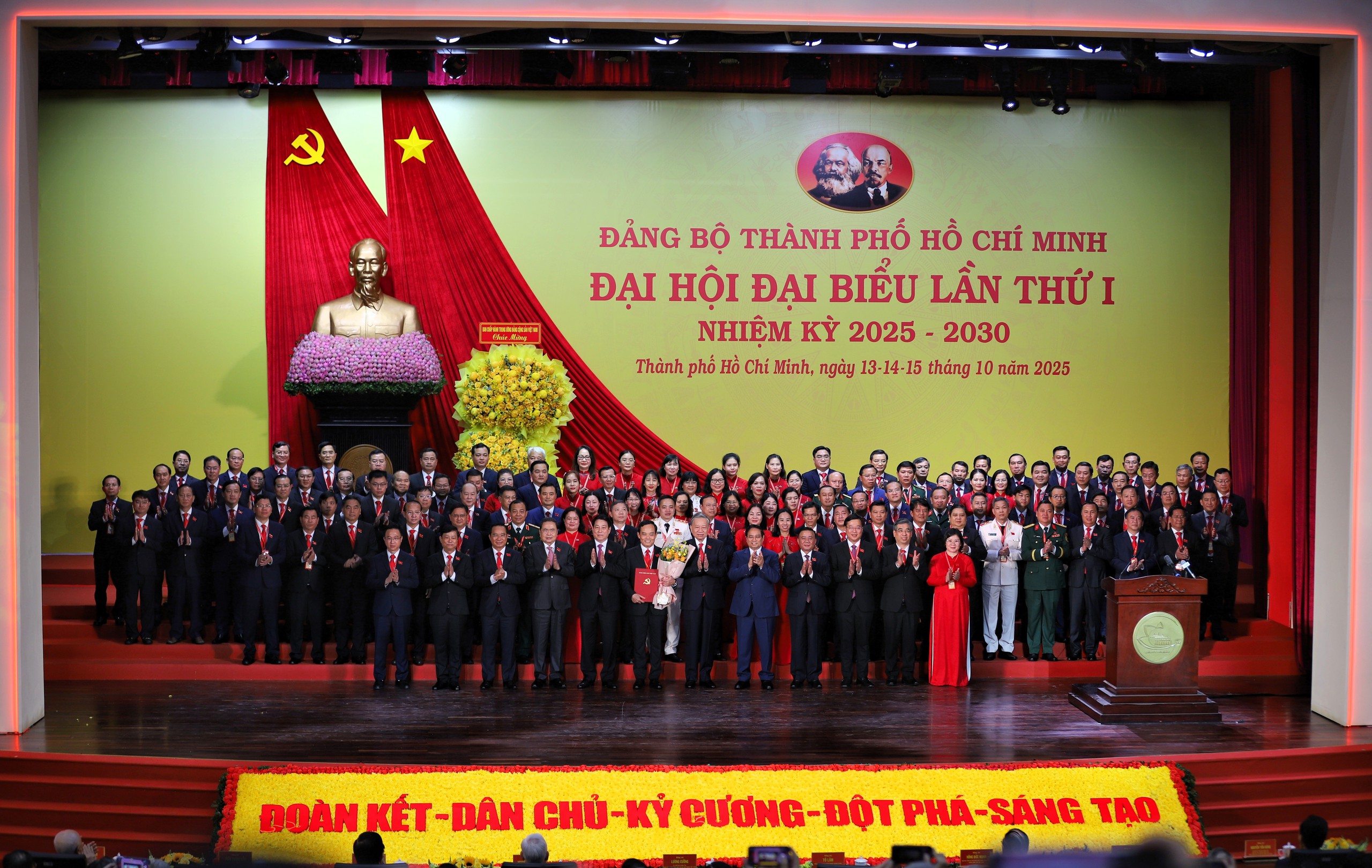 Khai mạc Đại hội đại biểu Đảng bộ TP.HCM lần thứ I, nhiệm kỳ 2025 - 2030- Ảnh 4. Khai mạc Đại hội đại biểu Đảng bộ TP.HCM lần thứ I, nhiệm kỳ 2025 - 2030- Ảnh 4.