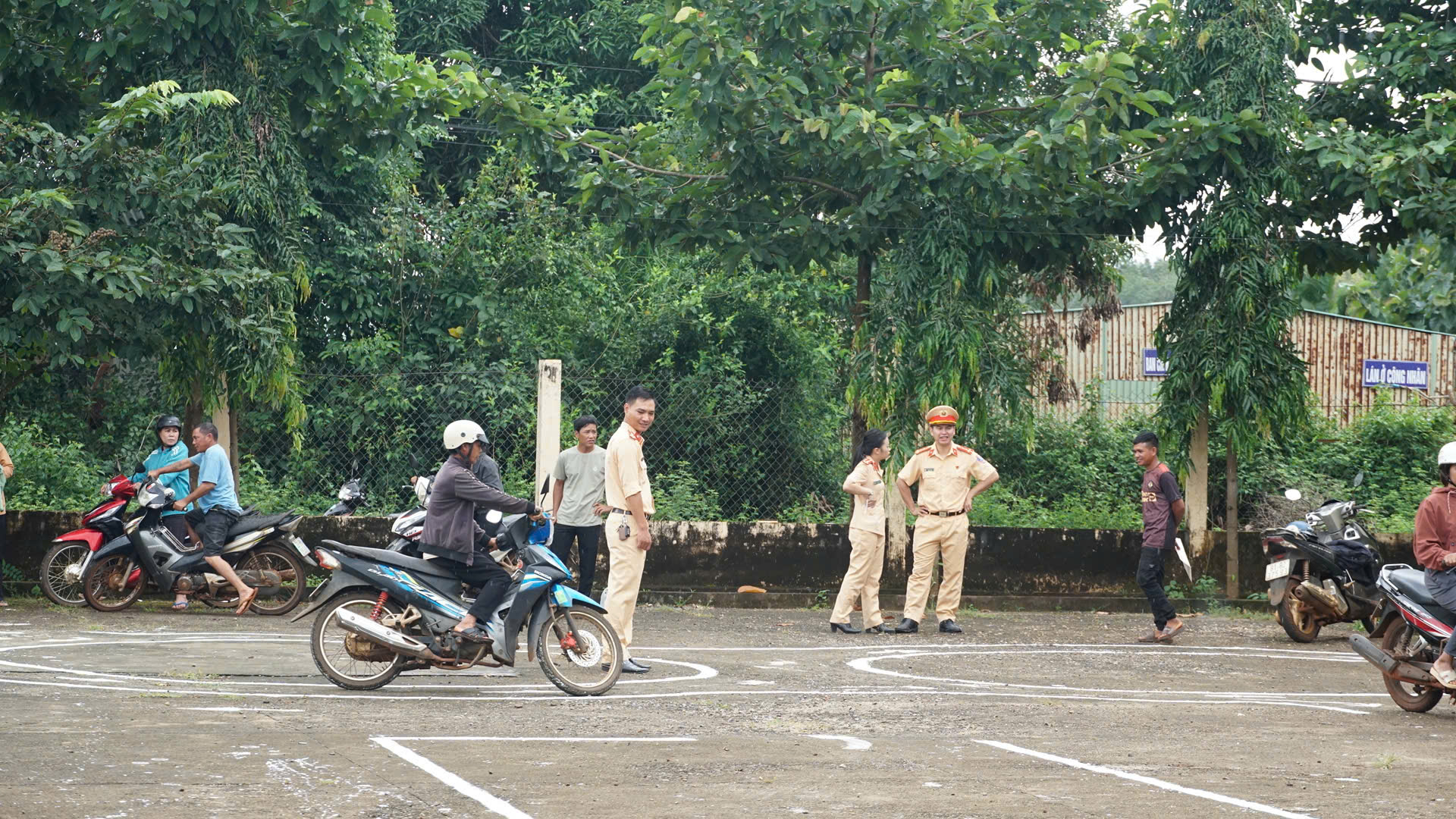 CSGT Gia Lai đưa lớp học l&aacute;i xe về tận bản l&agrave;ng, người d&acirc;n n&ocirc; nức tham gia- Ảnh 6.
