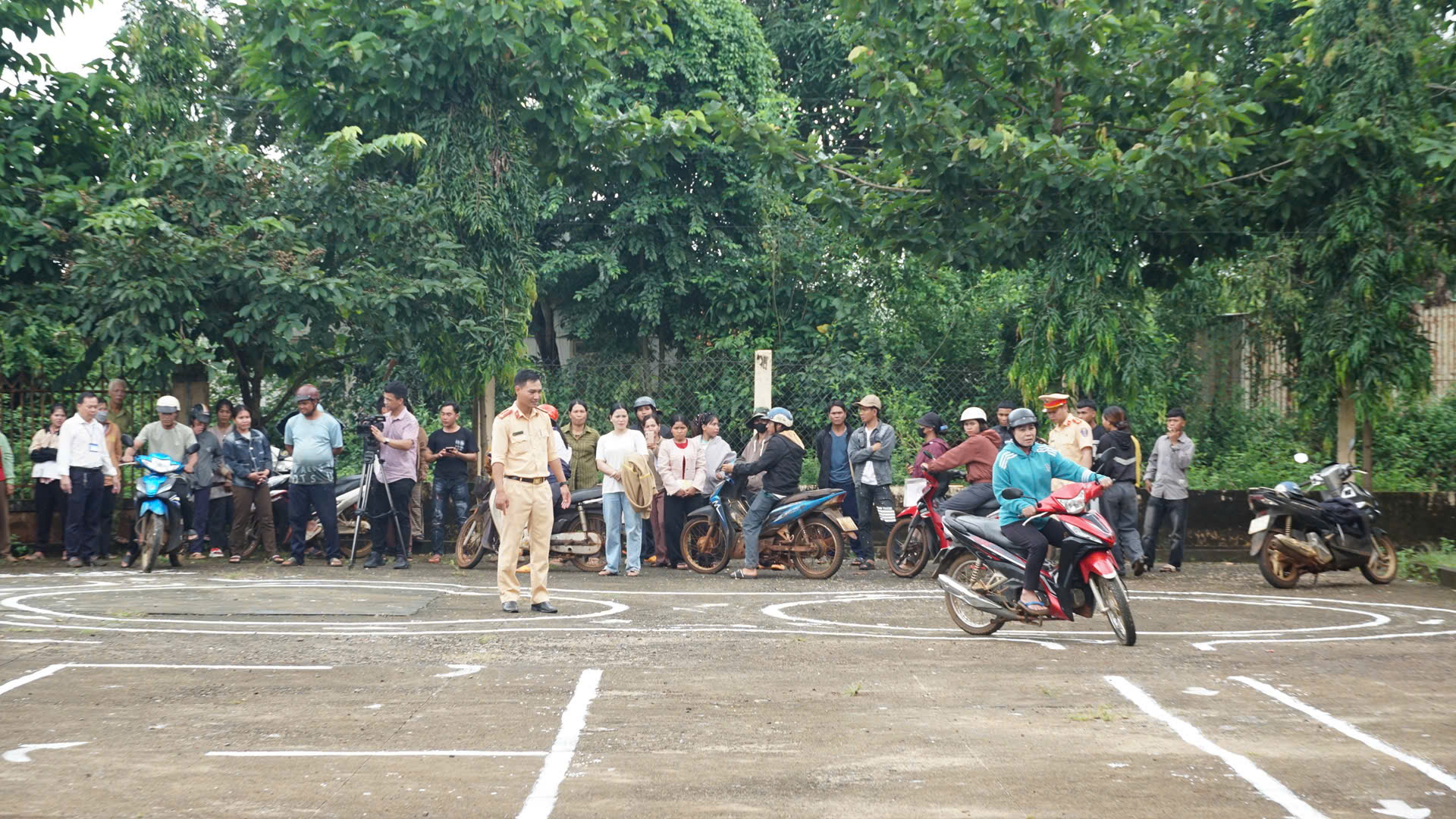 CSGT Gia Lai đưa lớp học l&aacute;i xe về tận bản l&agrave;ng, người d&acirc;n n&ocirc; nức tham gia- Ảnh 8.