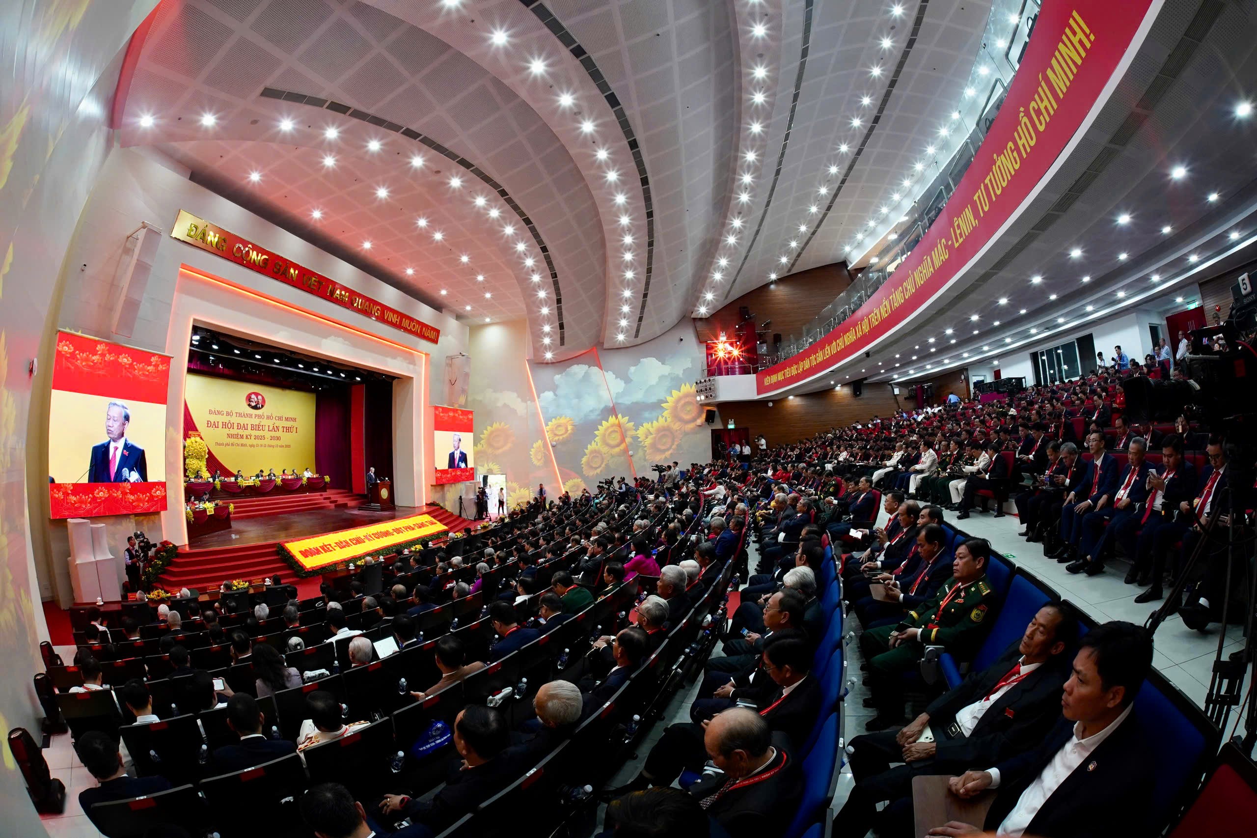 TP.HCM hướng tới đ&ocirc; thị ph&aacute;t triển bền vững v&agrave; tự chủ- Ảnh 1.