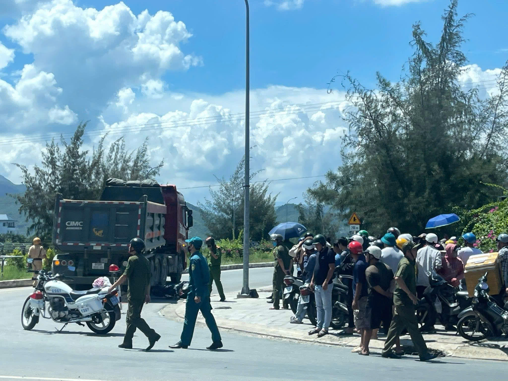 Kh&aacute;nh H&ograve;a: Va chạm với xe đầu k&eacute;o, một thiếu nữ tử vong tại chỗ- Ảnh 1.