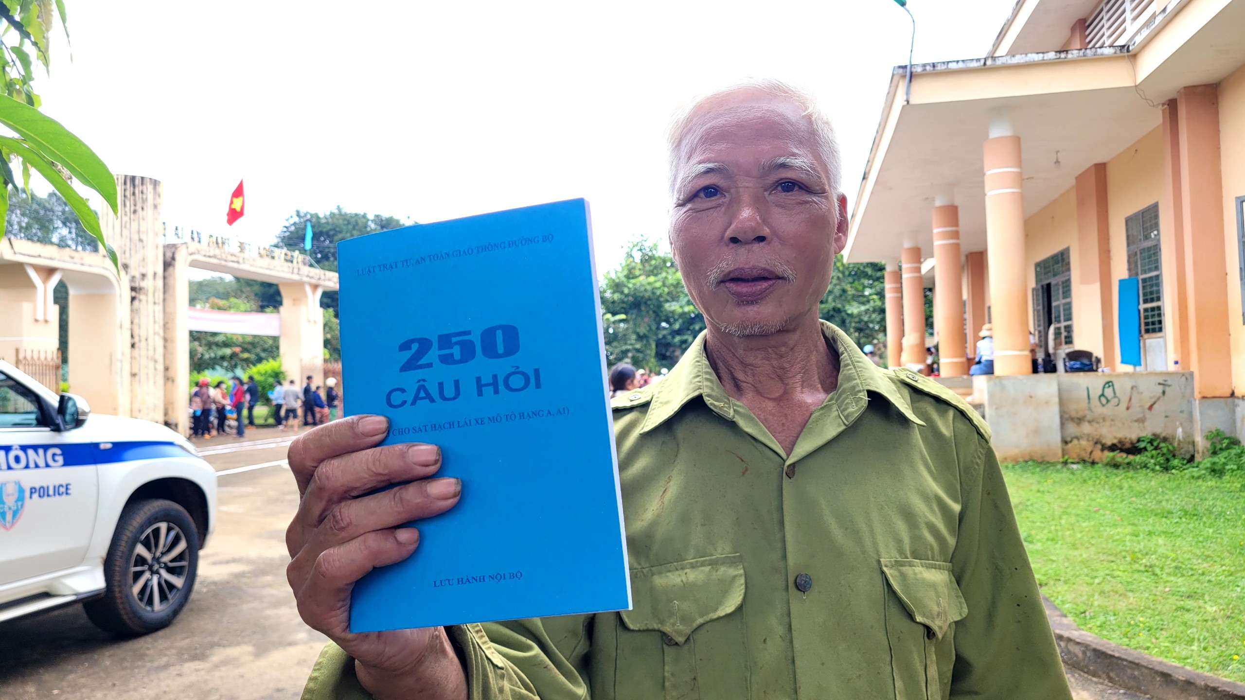 CSGT Gia Lai đưa lớp học l&aacute;i xe về tận bản l&agrave;ng, người d&acirc;n n&ocirc; nức tham gia- Ảnh 7.