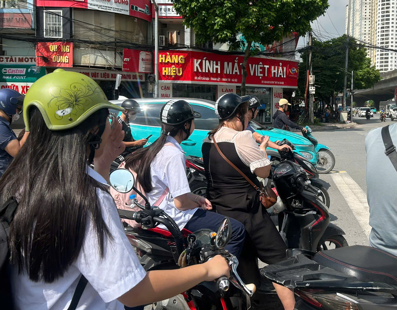 Nguy hiểm r&igrave;nh rập khi mũ bảo hiểm "đội cho c&oacute;", để đối ph&oacute;- Ảnh 2.