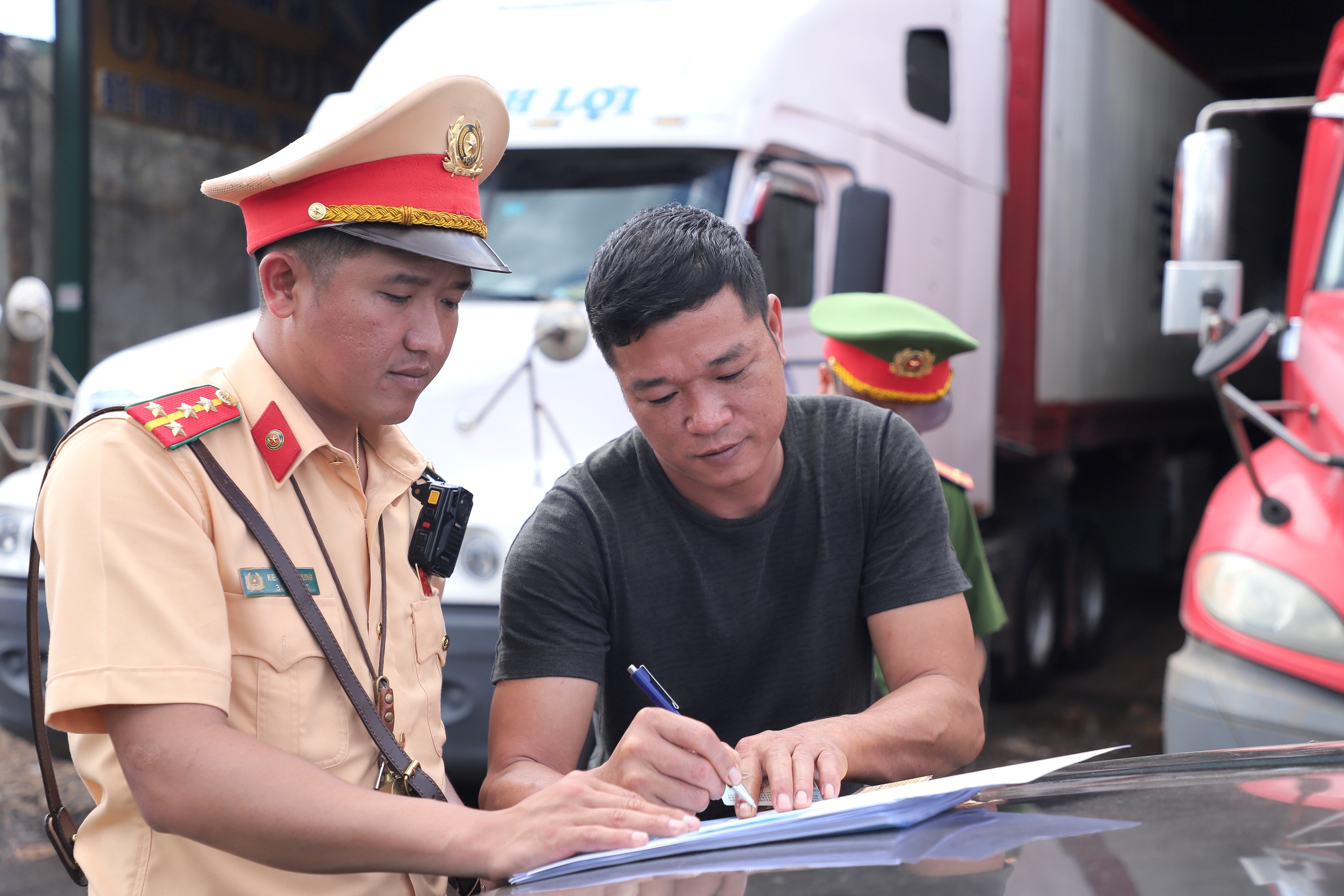 Đắk Lắk: CSGT tăng cường xử l&yacute; xe container chở sầu ri&ecirc;ng đậu đỗ tr&aacute;i ph&eacute;p tr&ecirc;n quốc lộ 26- Ảnh 7.