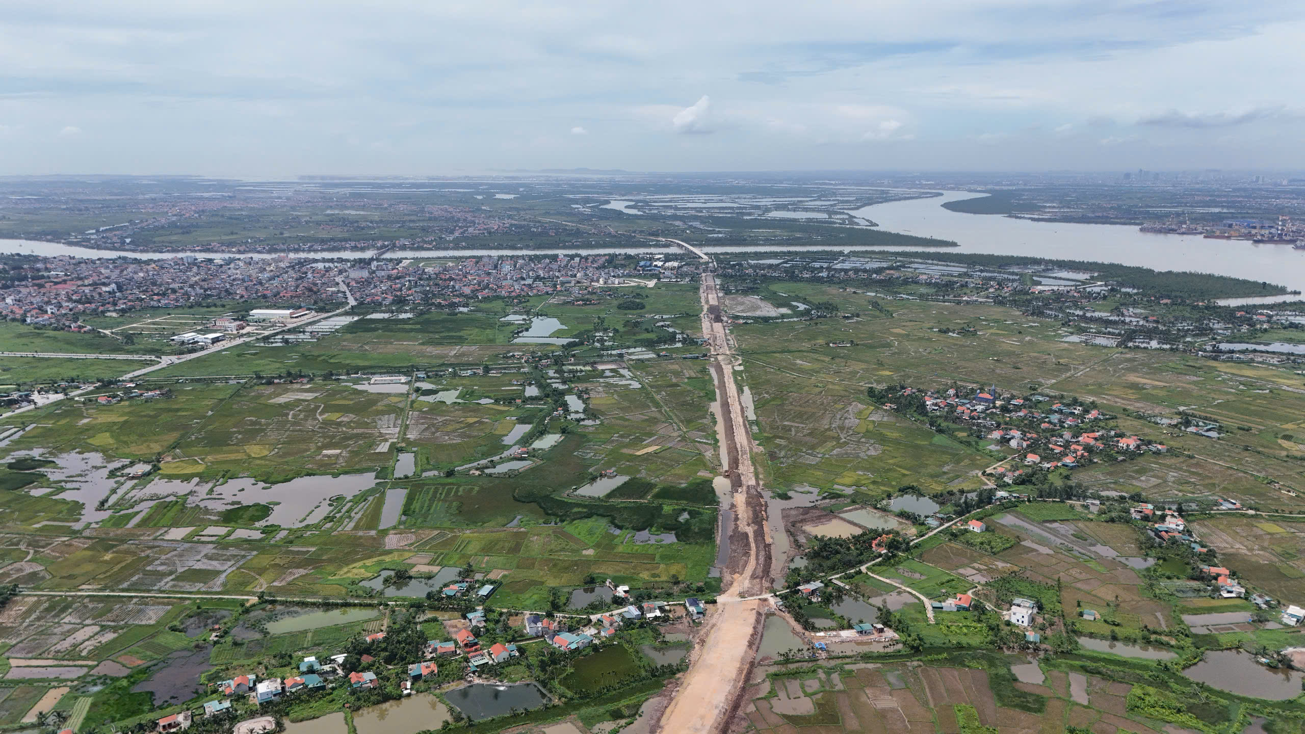 Quảng Ninh: Đẩy nhanh tiến độ Dự án đường ven sông- Ảnh 3. Quảng Ninh: Đẩy nhanh tiến độ Dự án đường ven sông- Ảnh 3.