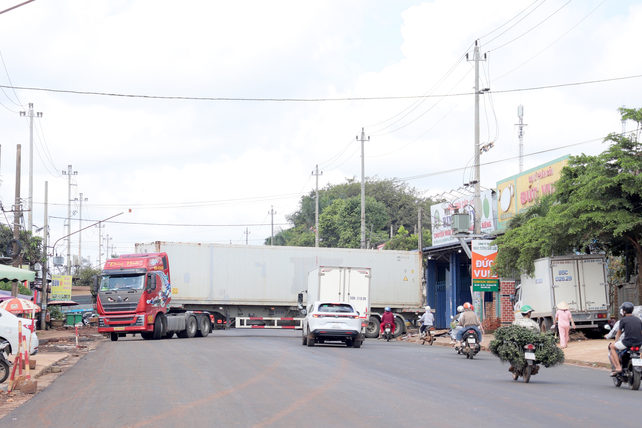 Đắk Lắk: CSGT tăng cường xử l&yacute; xe container chở sầu ri&ecirc;ng đậu đỗ tr&aacute;i ph&eacute;p tr&ecirc;n quốc lộ 26- Ảnh 13.