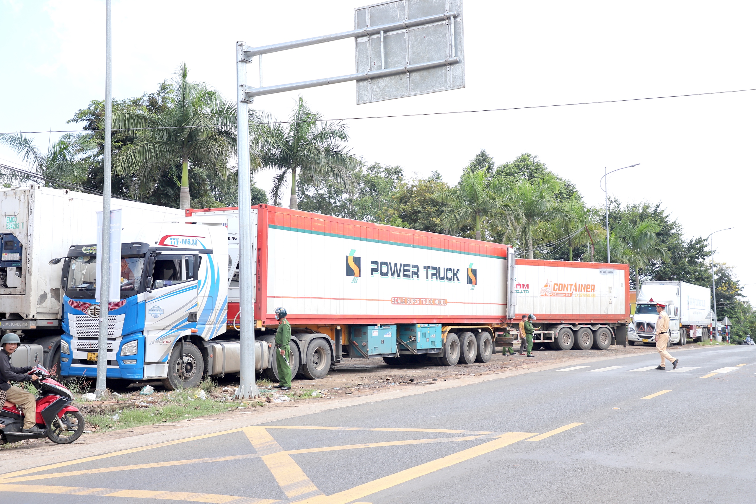 Đắk Lắk: CSGT tăng cường xử l&yacute; xe container chở sầu ri&ecirc;ng đậu đỗ tr&aacute;i ph&eacute;p tr&ecirc;n quốc lộ 26- Ảnh 2.