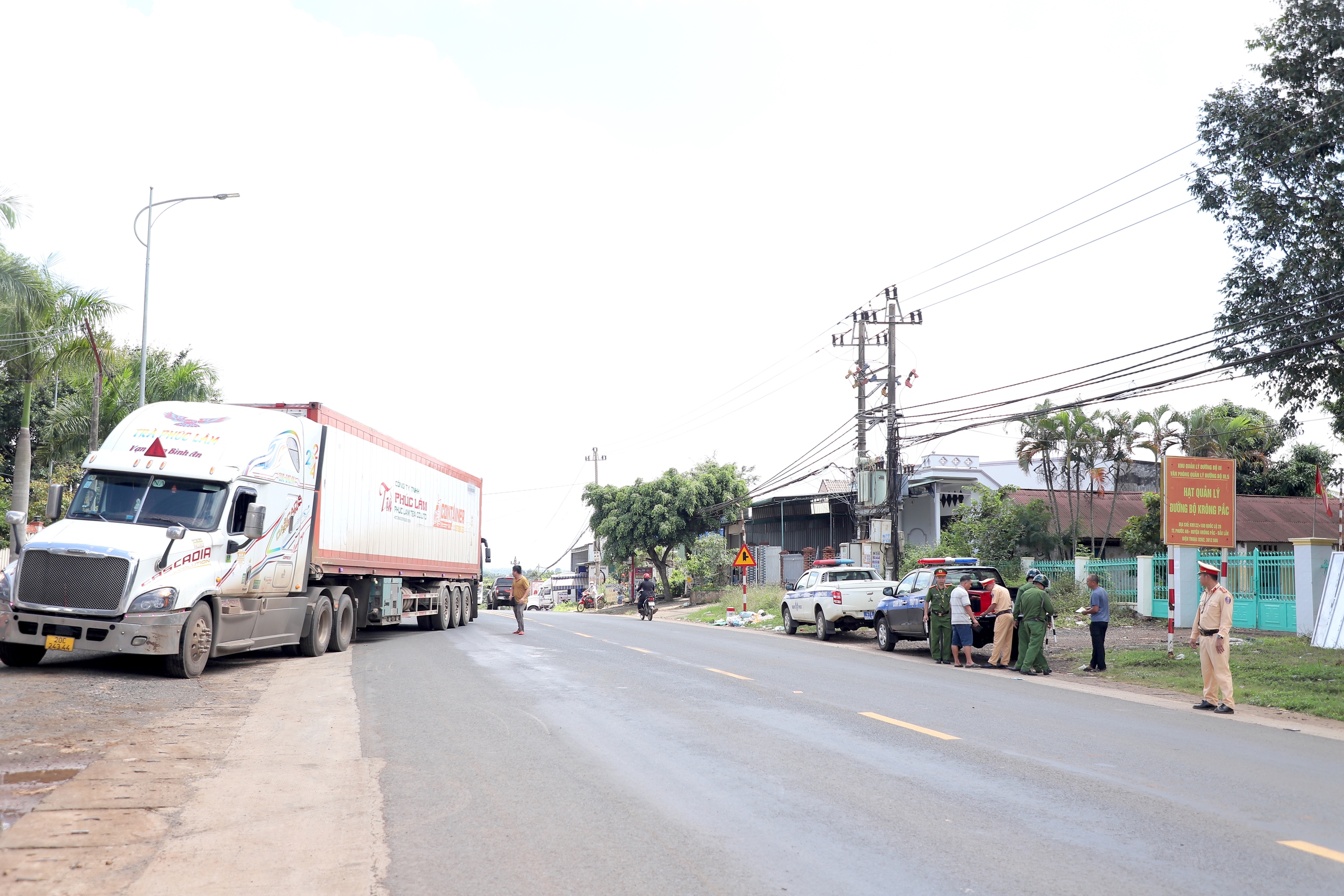 Đắk Lắk: CSGT tăng cường xử l&yacute; xe container chở sầu ri&ecirc;ng đậu đỗ tr&aacute;i ph&eacute;p tr&ecirc;n quốc lộ 26- Ảnh 12.