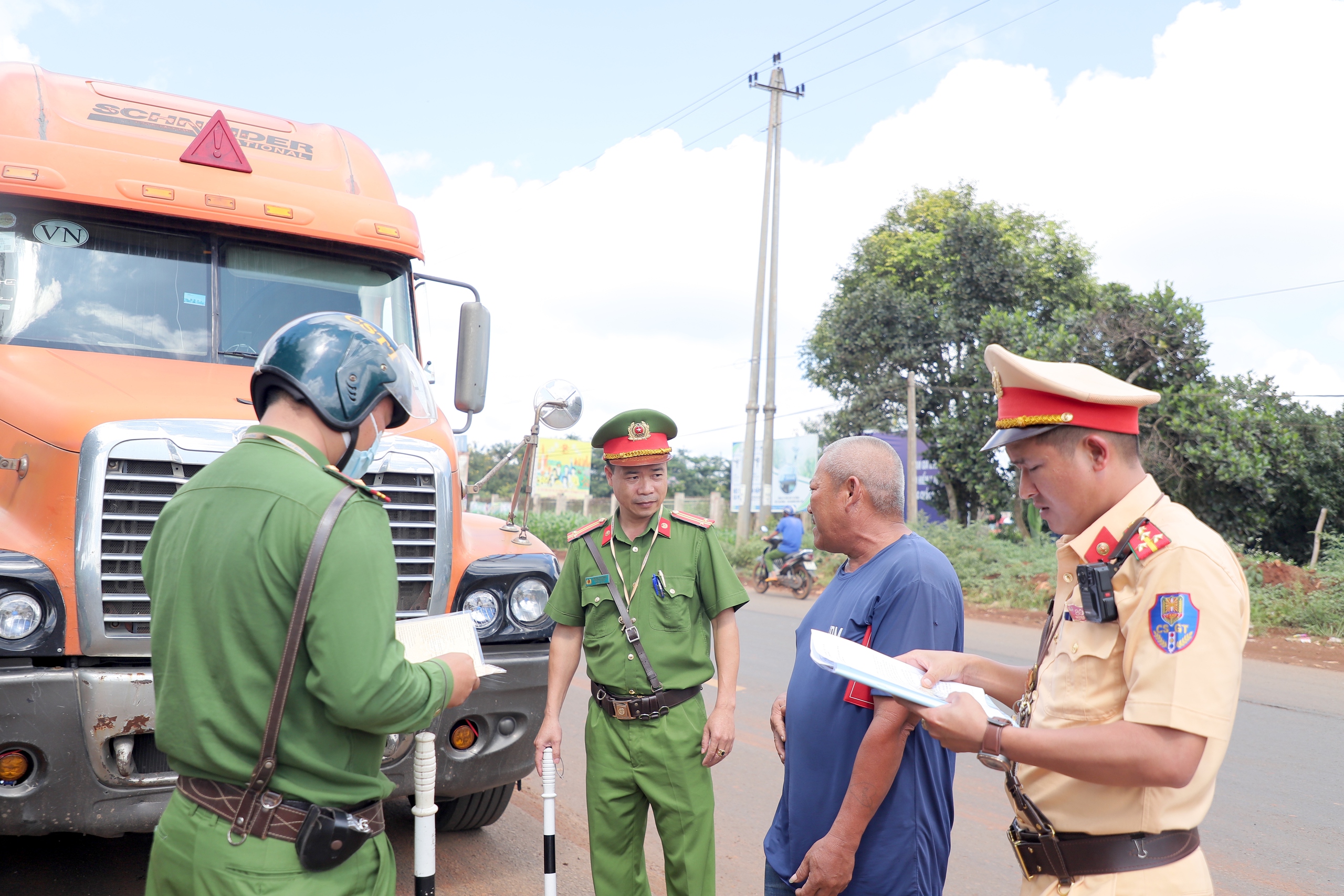 Đắk Lắk: CSGT tăng cường xử l&yacute; xe container chở sầu ri&ecirc;ng đậu đỗ tr&aacute;i ph&eacute;p tr&ecirc;n quốc lộ 26- Ảnh 4.