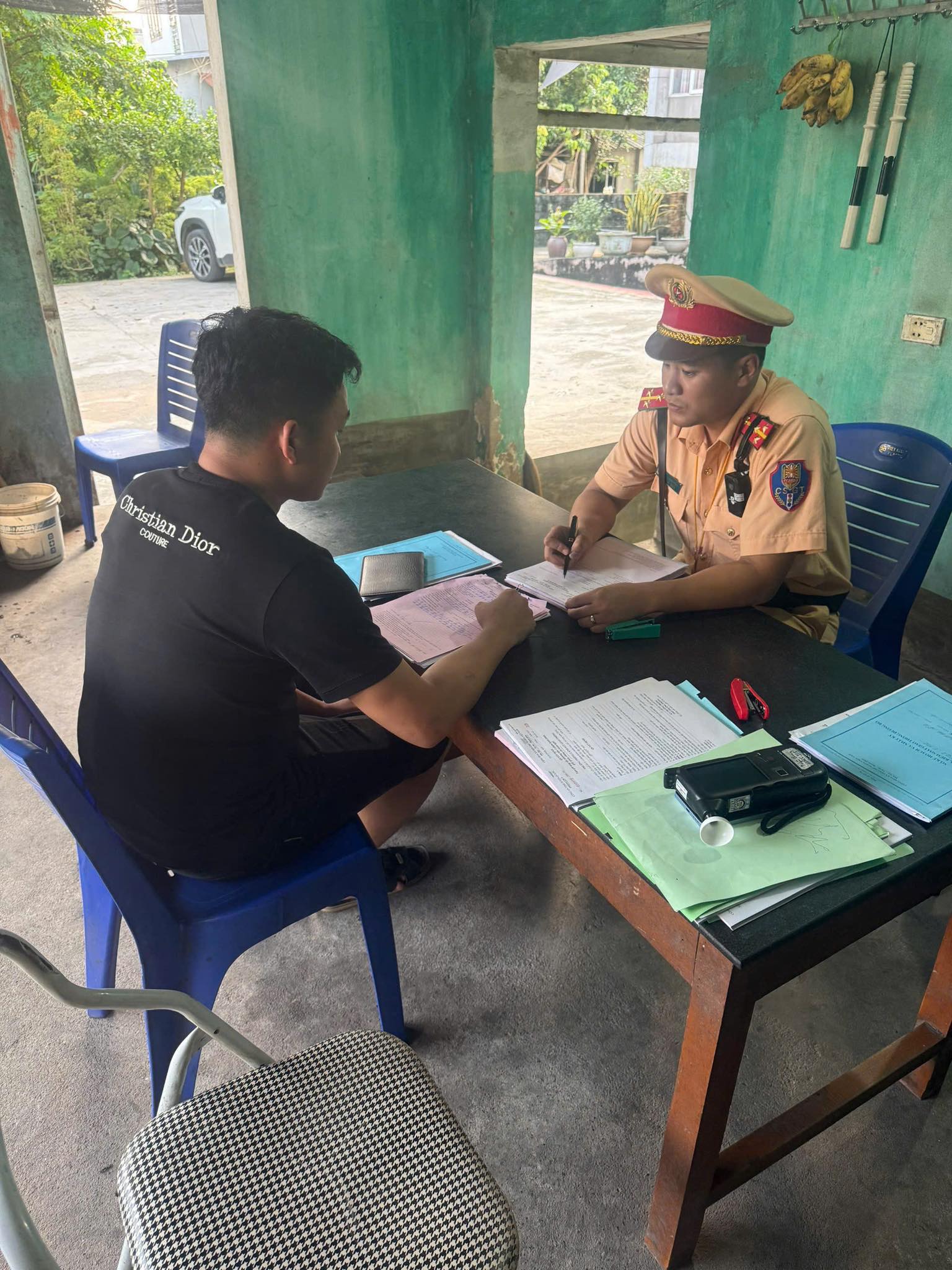 Xử phạt tài xế ô tô đi ngược chiều trên cao tốc Tuyên Quang - Phú Thọ- Ảnh 1. Xử phạt tài xế ô tô đi ngược chiều trên cao tốc Tuyên Quang - Phú Thọ- Ảnh 1.