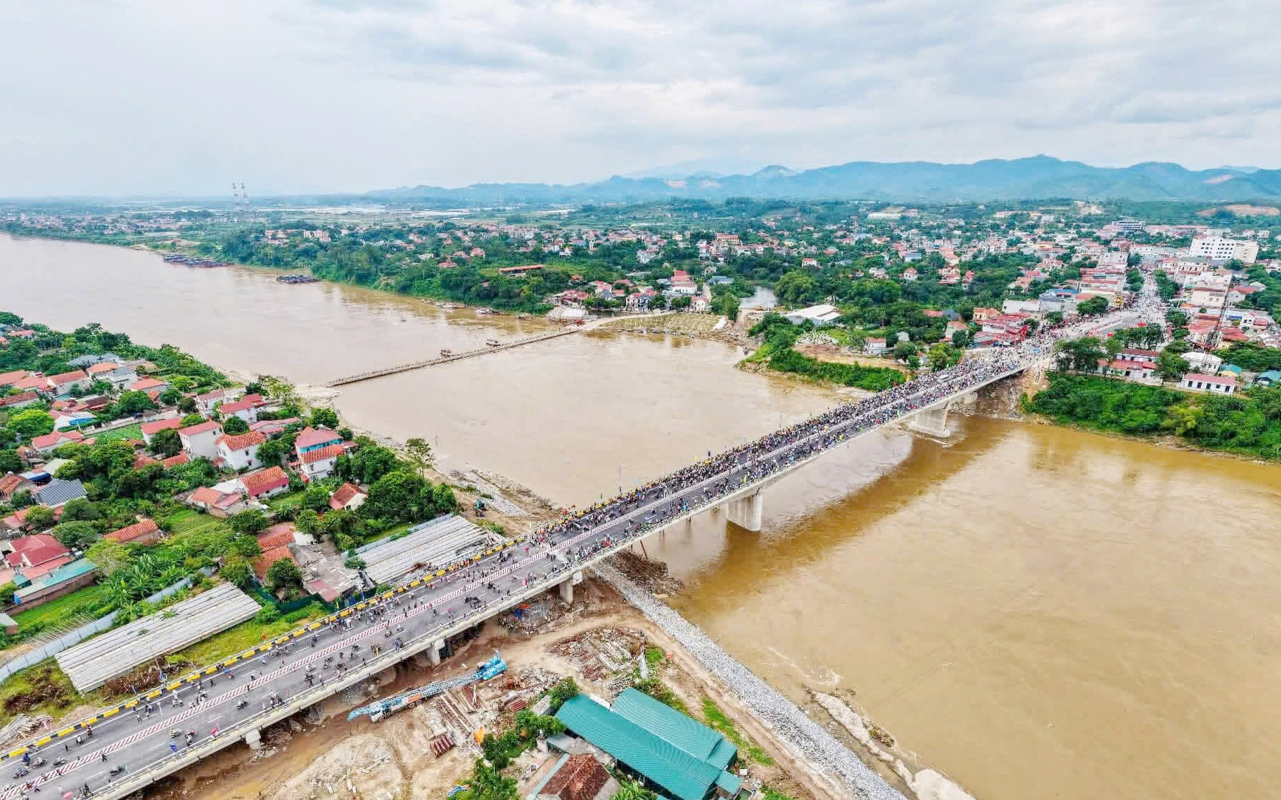 Bộ Xây dựng: Thi đua là động lực, sáng tạo là chìa khóa phát triển- Ảnh 4. Thi đua thần tốc dựng 'biểu tượng hồi sinh' ở đôi bờ sông Thao