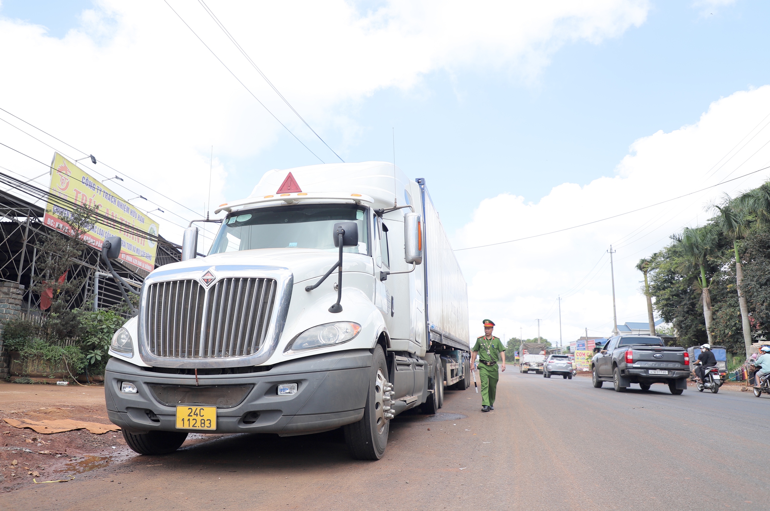 Đắk Lắk: CSGT tăng cường xử l&yacute; xe container chở sầu ri&ecirc;ng đậu đỗ tr&aacute;i ph&eacute;p tr&ecirc;n quốc lộ 26- Ảnh 14.