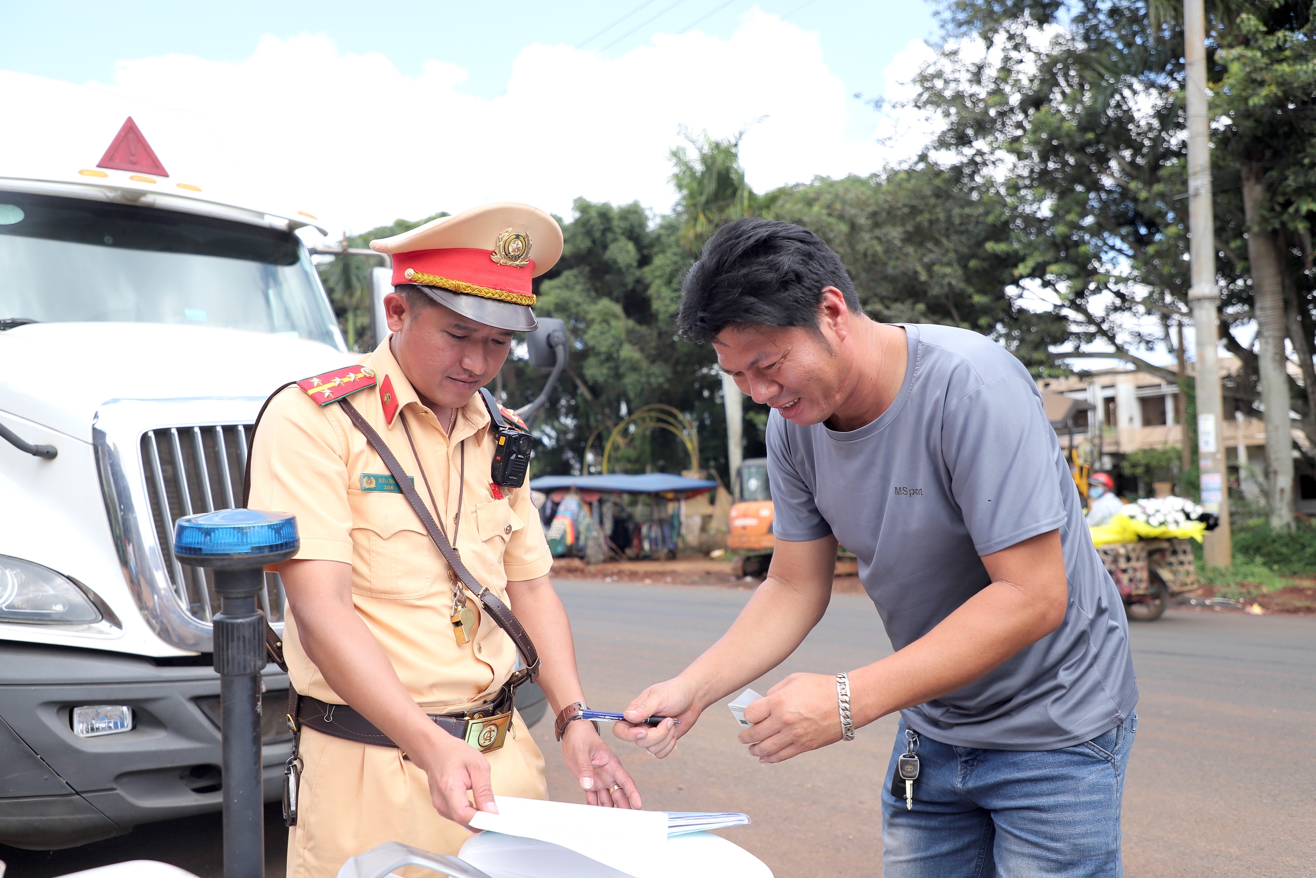 Đắk Lắk: CSGT tăng cường xử l&yacute; xe container chở sầu ri&ecirc;ng đậu đỗ tr&aacute;i ph&eacute;p tr&ecirc;n quốc lộ 26- Ảnh 6.