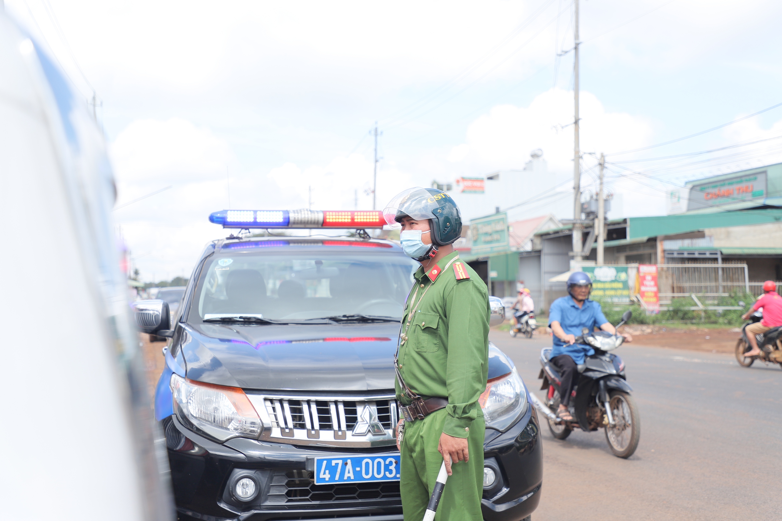 Đắk Lắk: CSGT tăng cường xử l&yacute; xe container chở sầu ri&ecirc;ng đậu đỗ tr&aacute;i ph&eacute;p tr&ecirc;n quốc lộ 26- Ảnh 10.