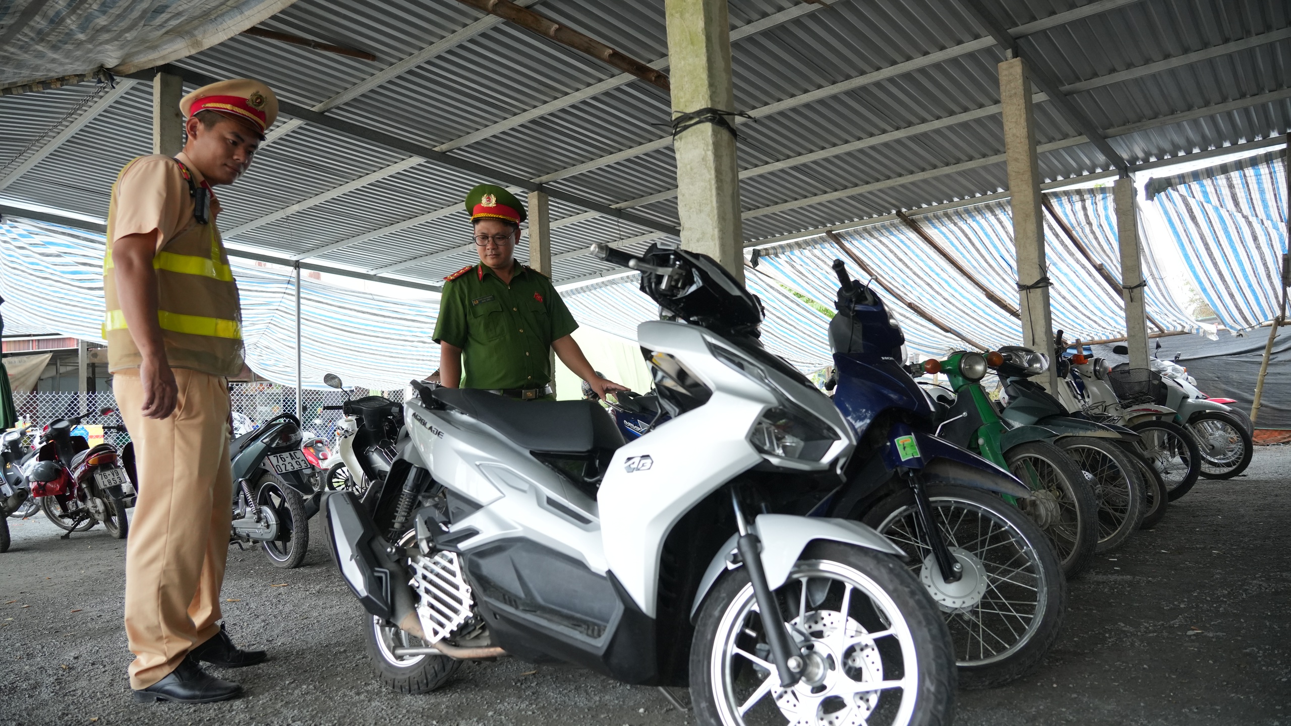 Quảng Ng&atilde;i quyết liệt xử l&yacute; học sinh điều khiển xe m&aacute;y đến trường- Ảnh 2.